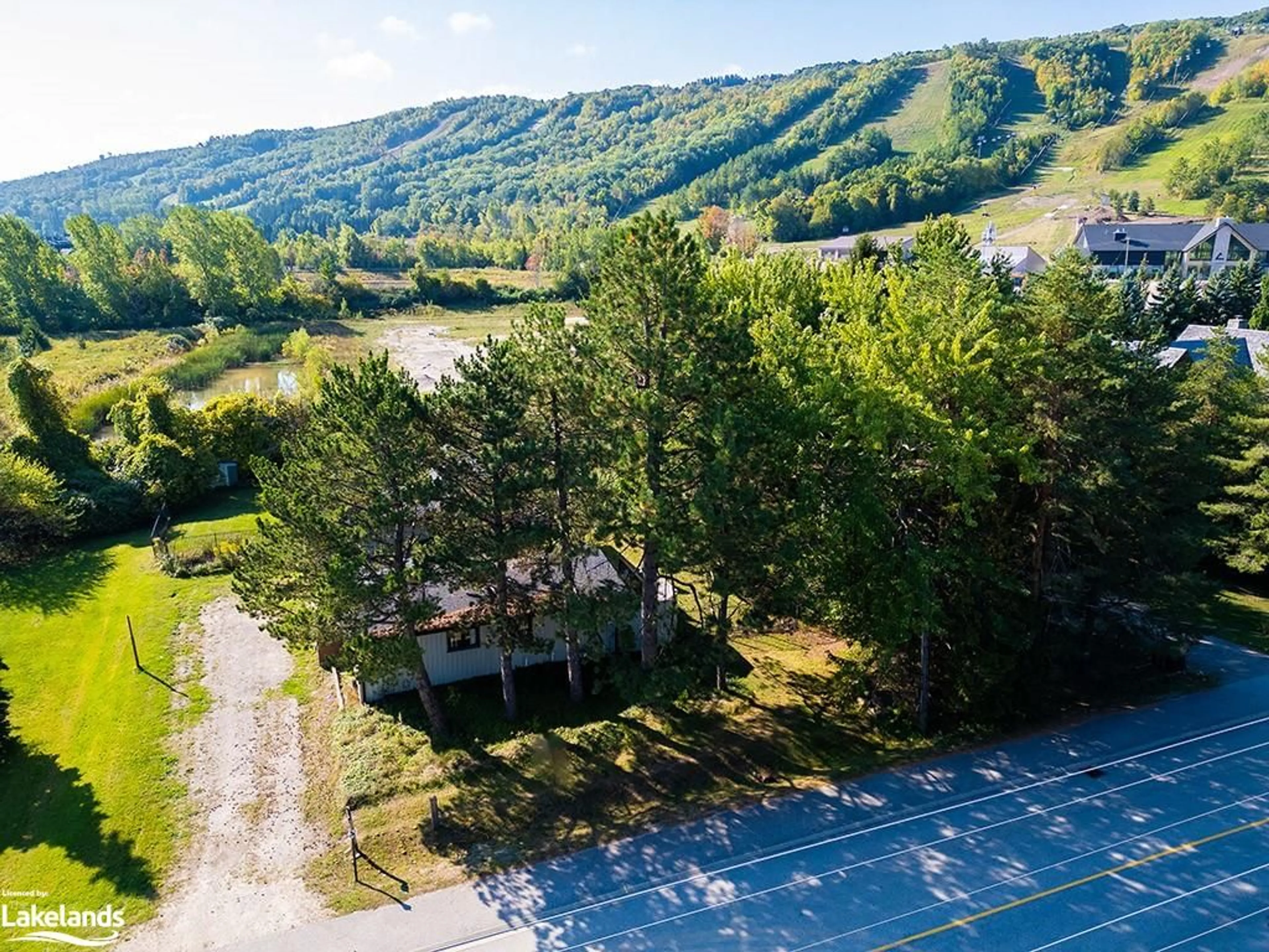 A pic from exterior of the house or condo, cottage for 134 Craigleith Rd, The Blue Mountains Ontario L9Y 0S3