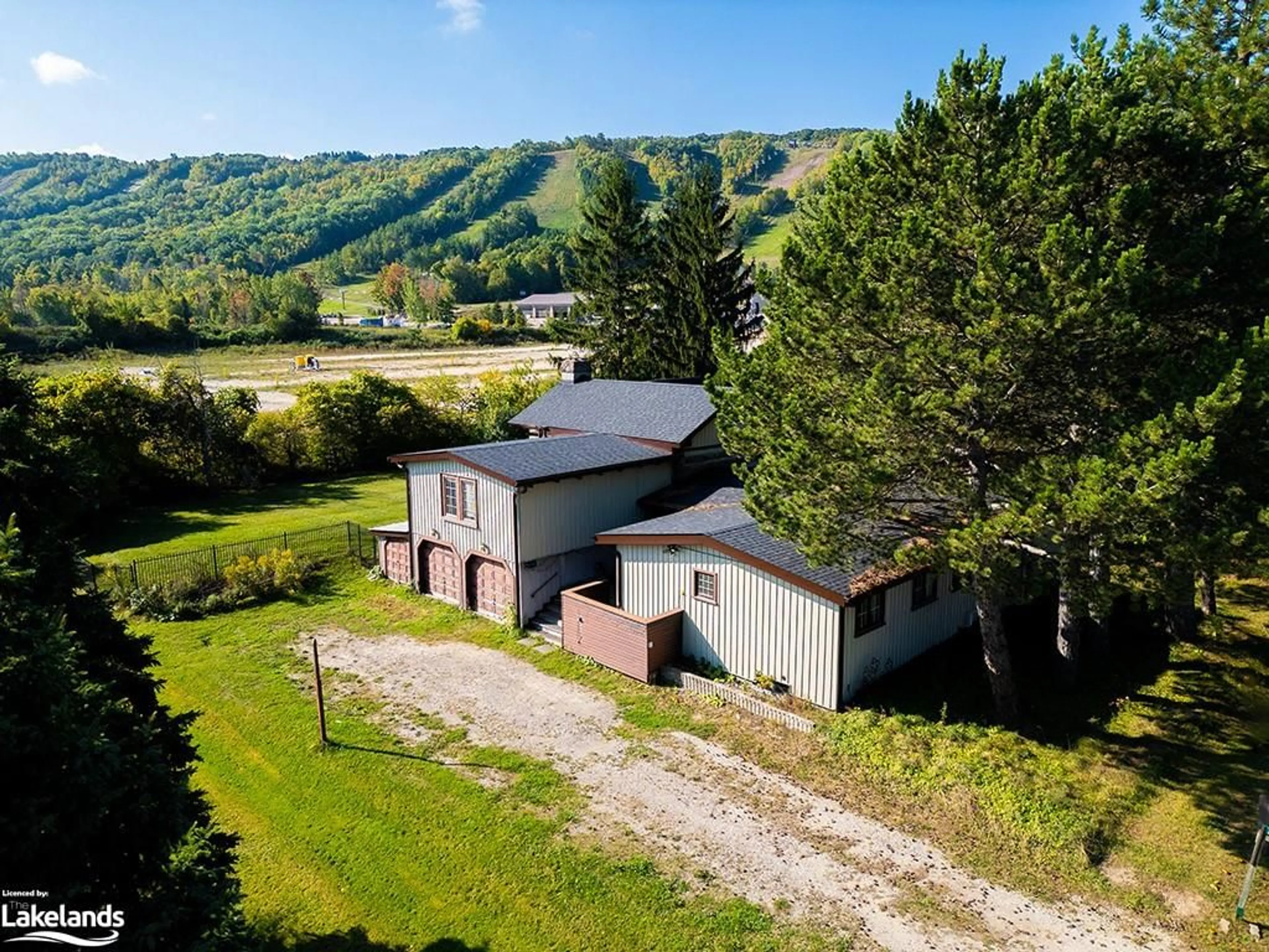 Frontside or backside of a home, cottage for 134 Craigleith Rd, The Blue Mountains Ontario L9Y 0S3