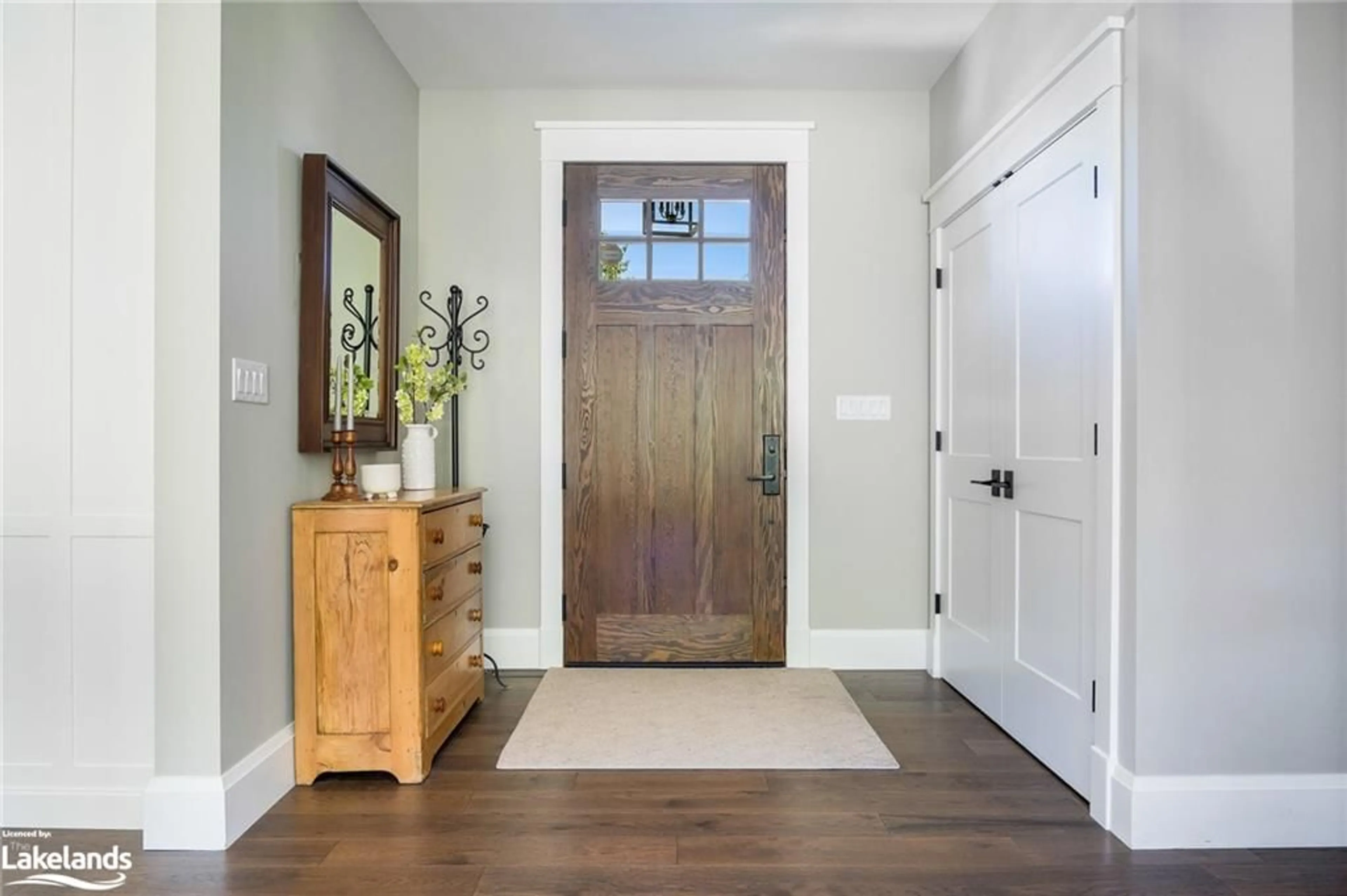 Indoor entryway, wood floors for 122 Barton Blvd, The Blue Mountains Ontario N0H 1J0