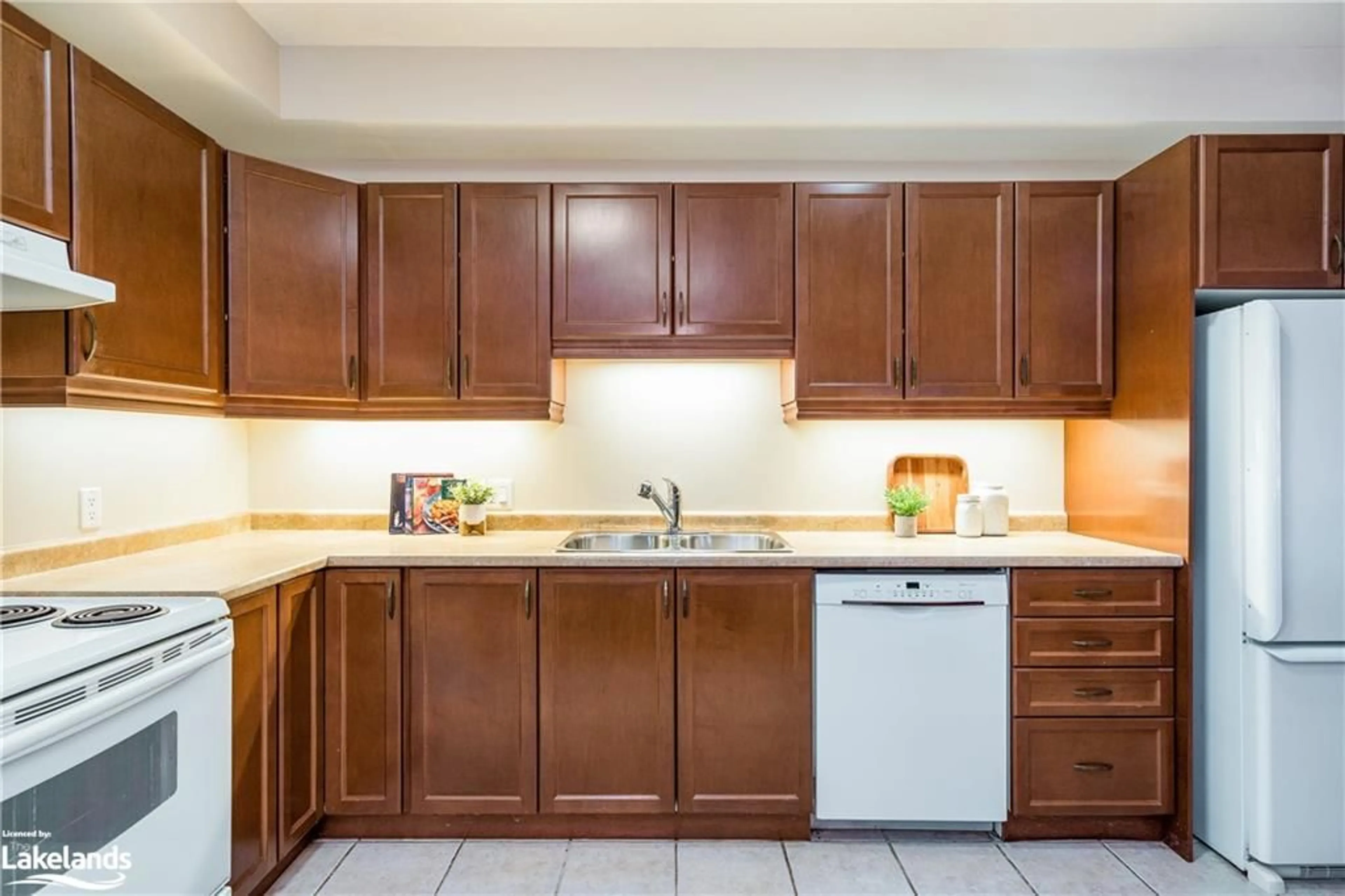 Standard kitchen for 91 Raglan Street #301, Collingwood Ontario L9Y 0B2