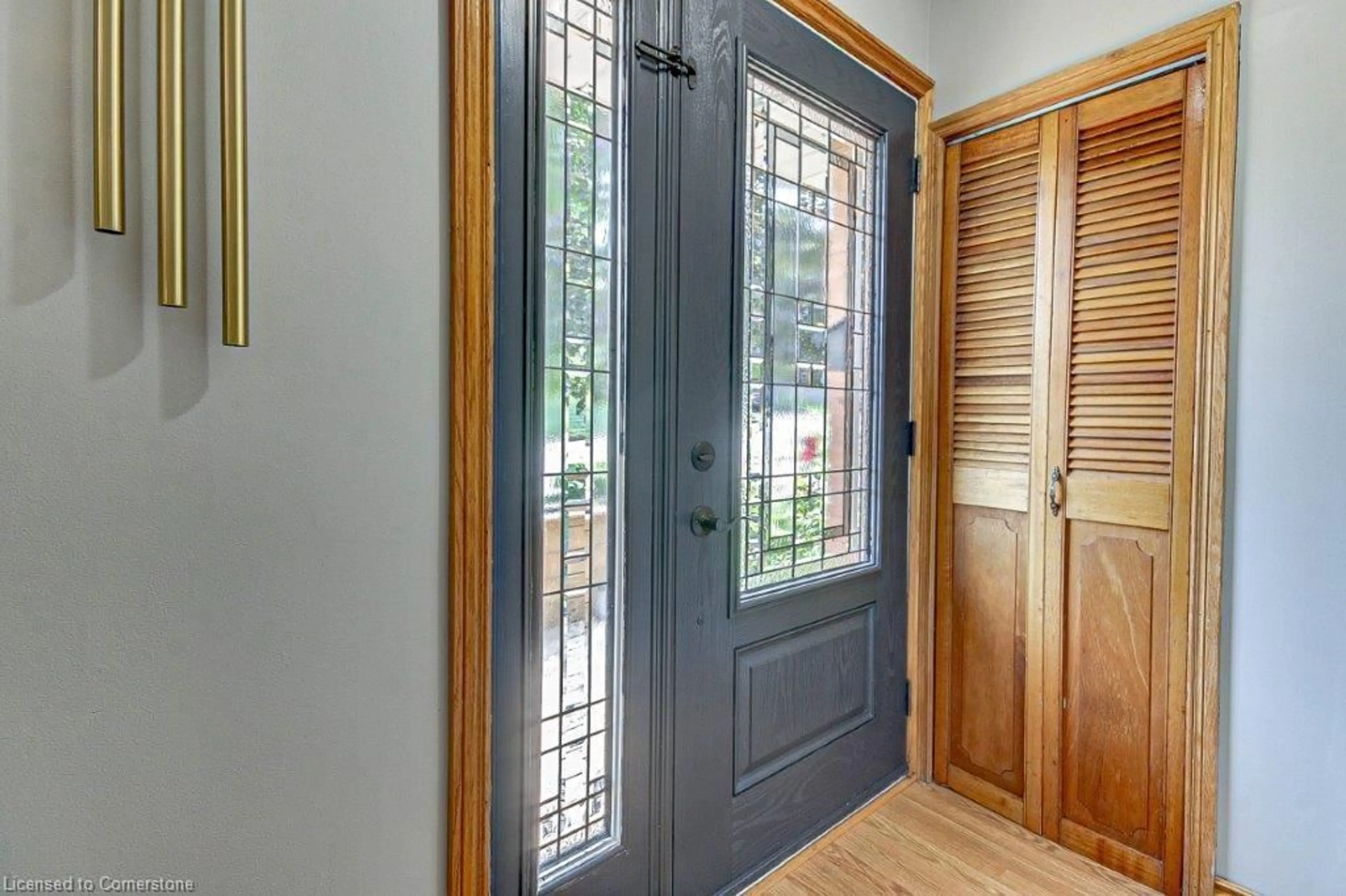 Indoor entryway, wood floors for 301 South Dr, Simcoe Ontario N3Y 1G9