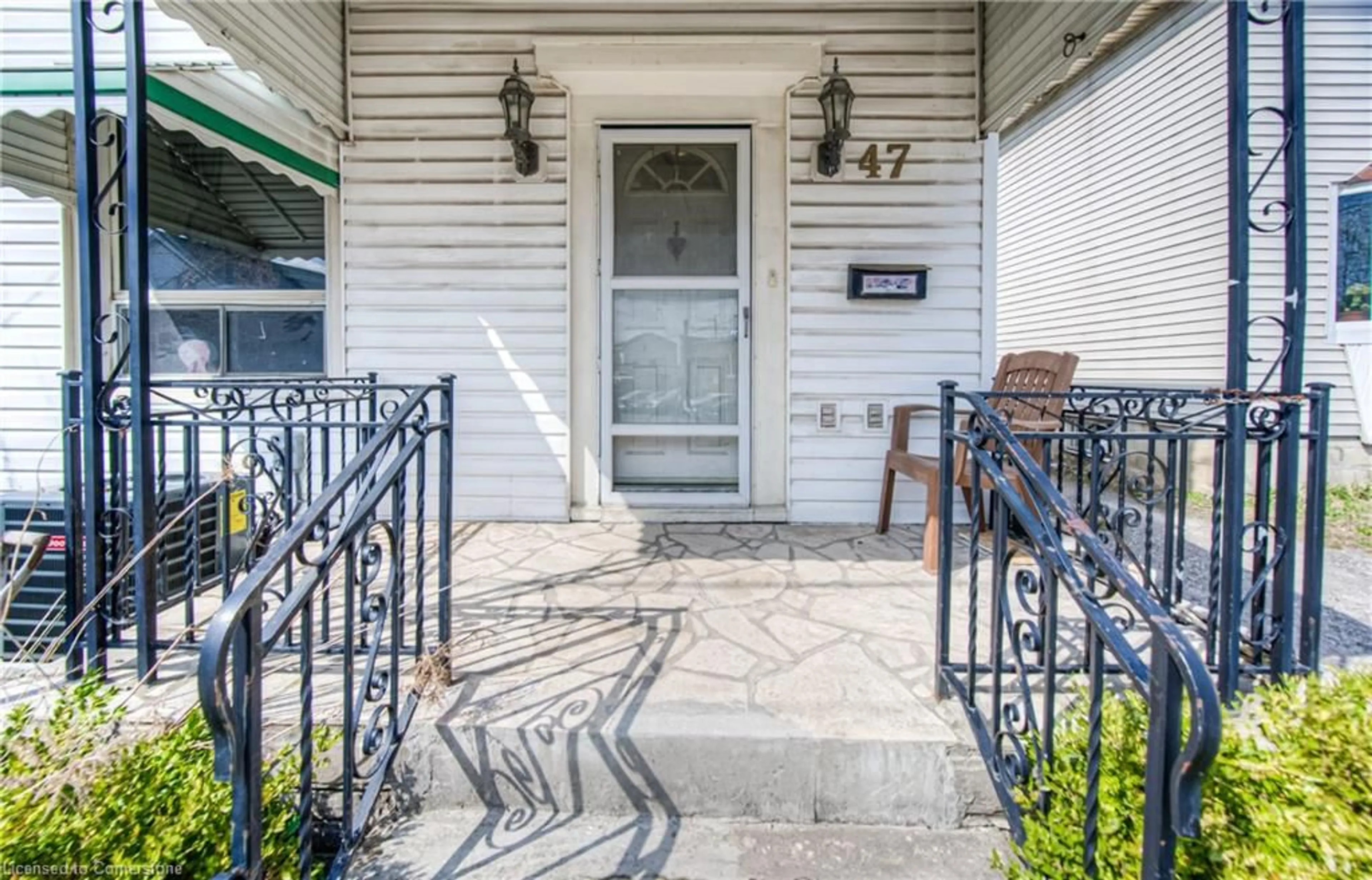 Indoor entryway, wood floors for 47 North St, St. Catharines Ontario L2R 2S3