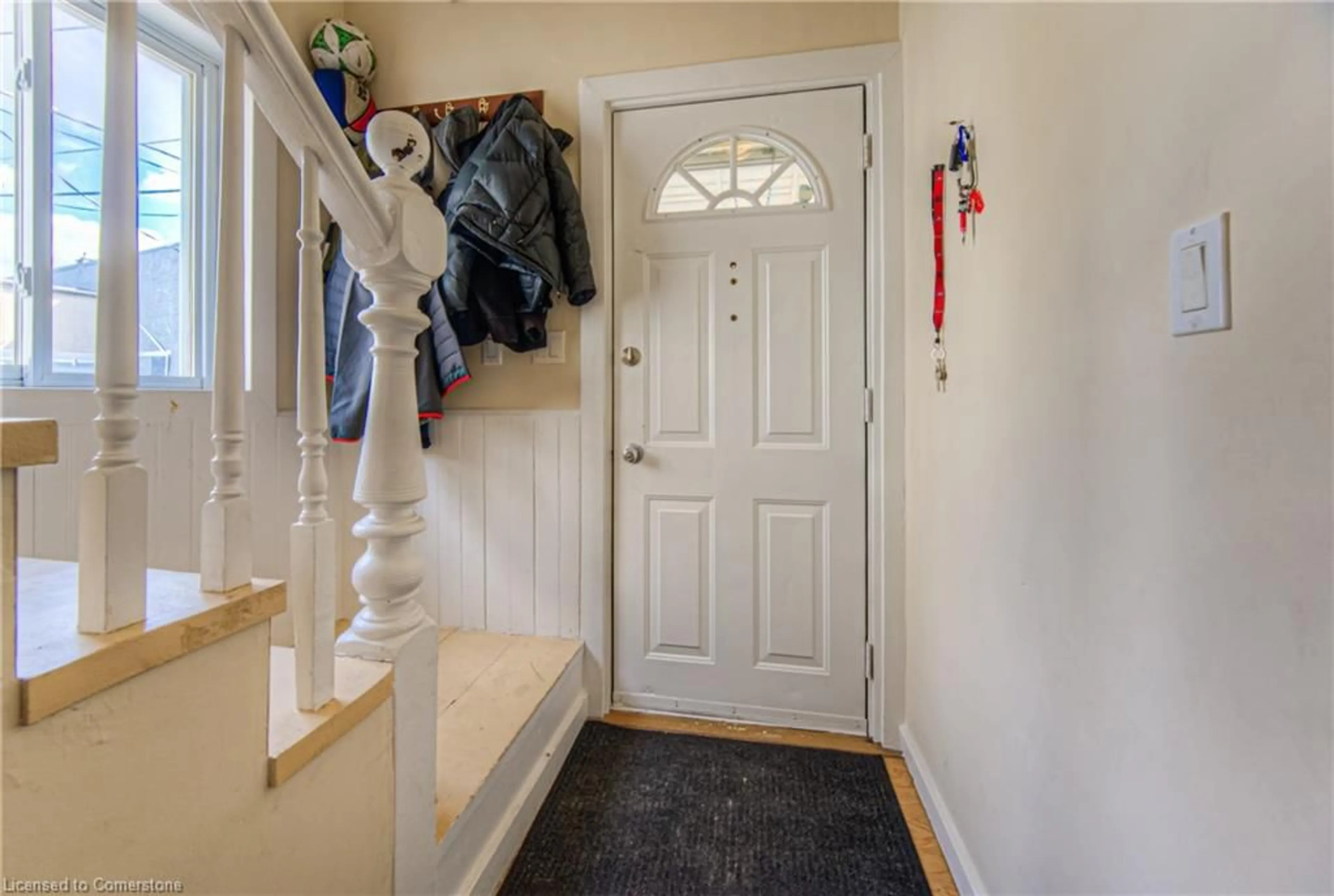 Indoor entryway, wood floors for 47 North St, St. Catharines Ontario L2R 2S3