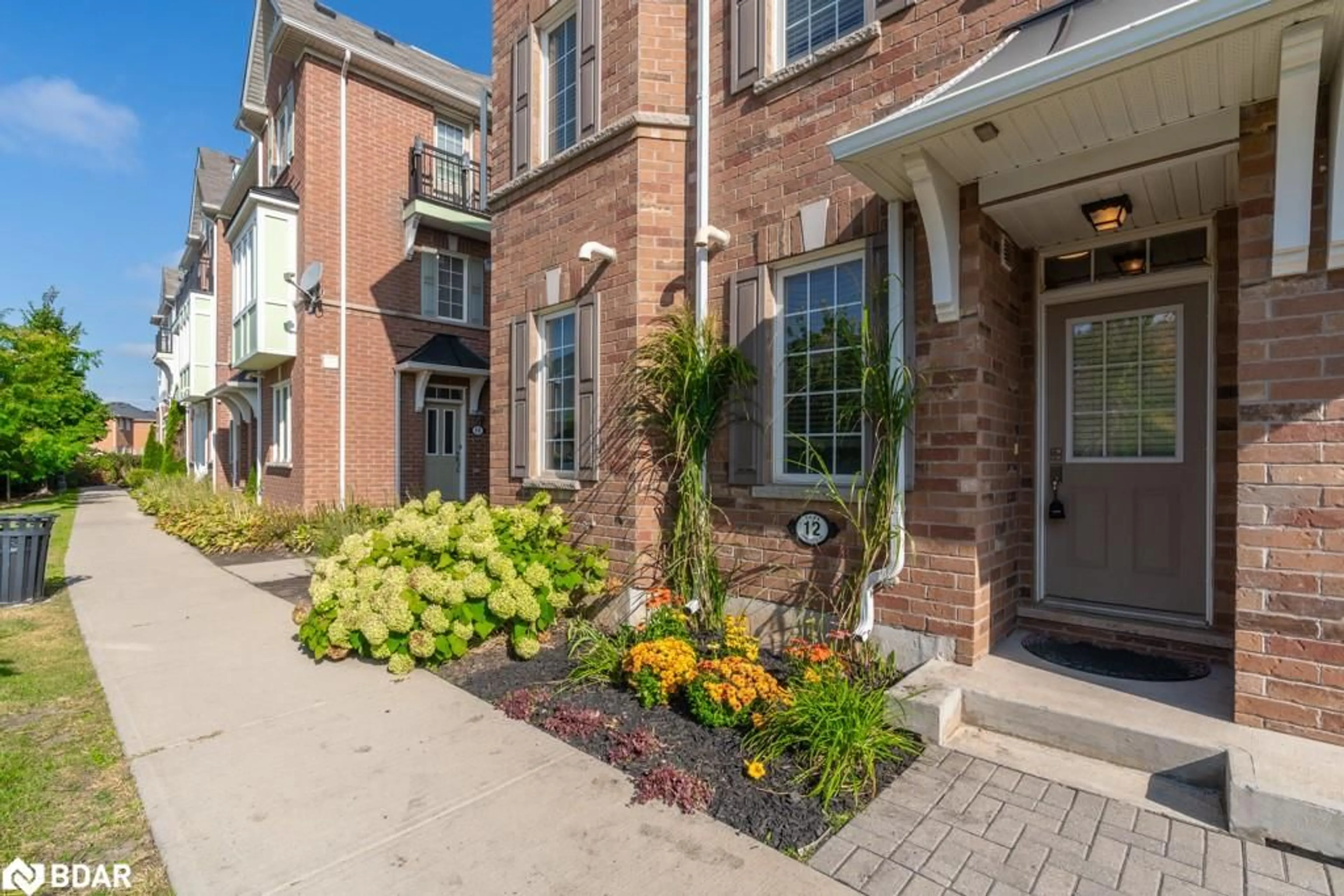 A pic from exterior of the house or condo for 2614 Dashwood Dr #12, Oakville Ontario L6M 0K5