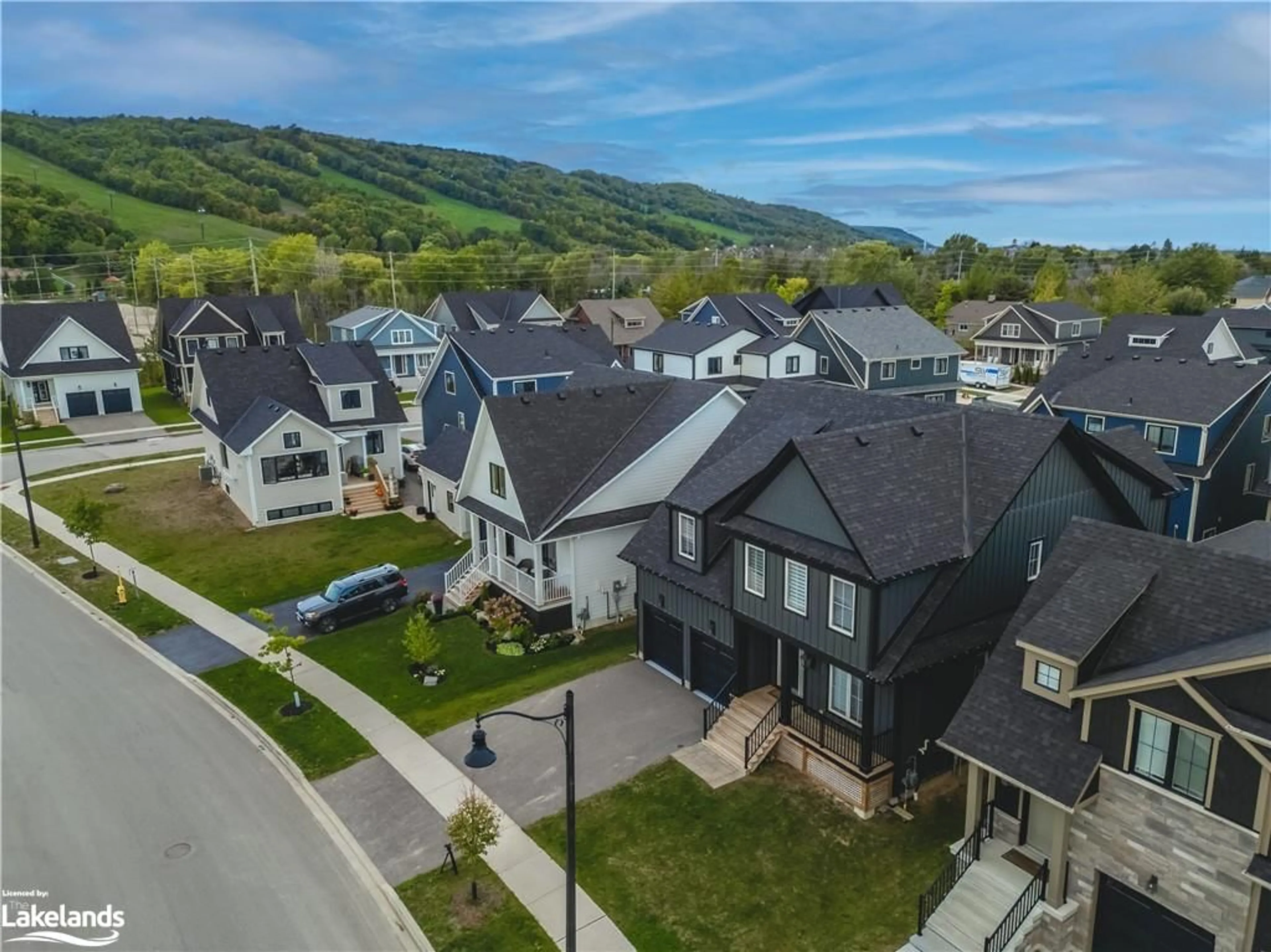 Frontside or backside of a home, the street view for 158 Sycamore St, The Blue Mountains Ontario L9Y 0R4