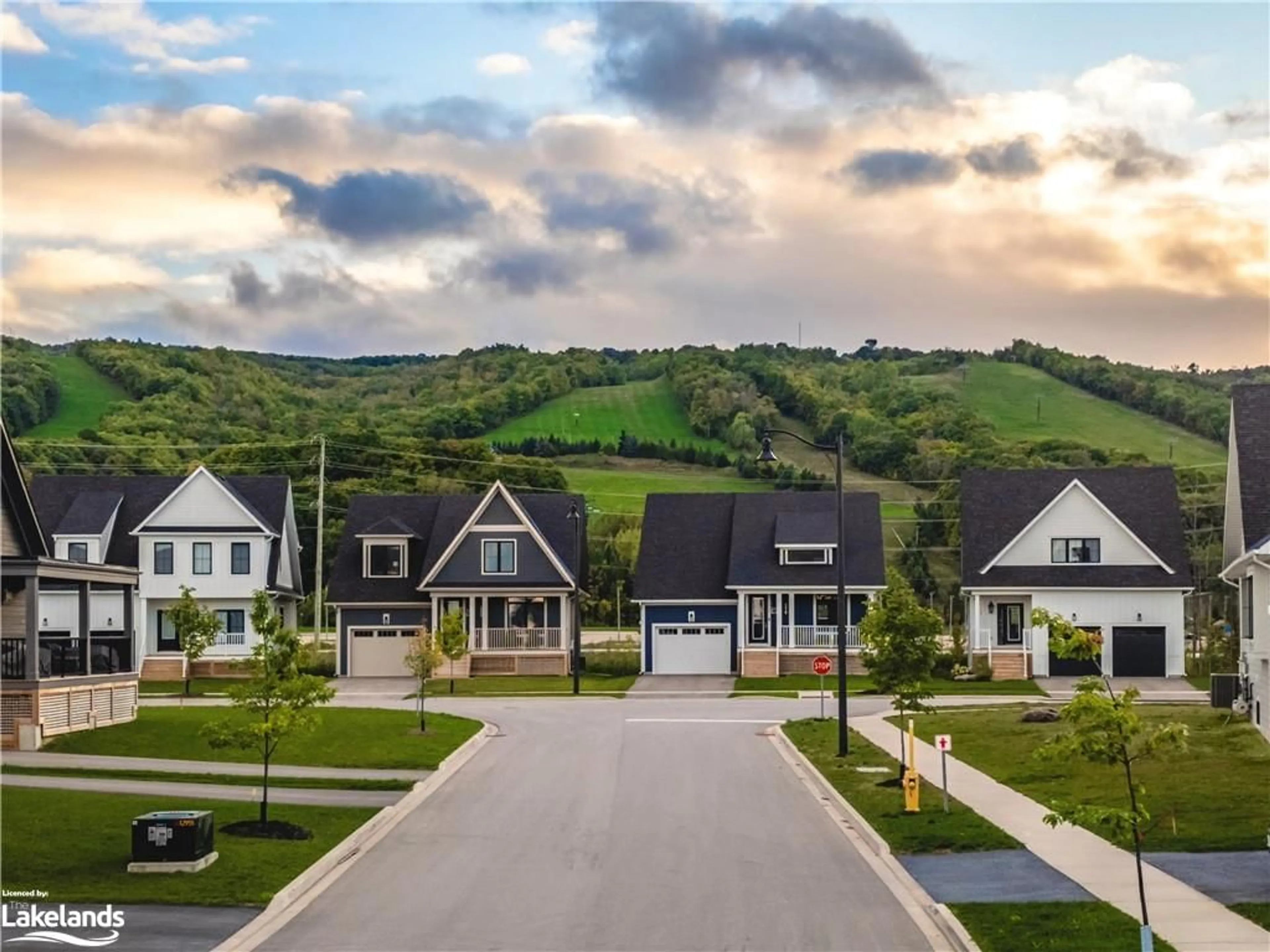 Frontside or backside of a home, the street view for 158 Sycamore St, The Blue Mountains Ontario L9Y 0R4