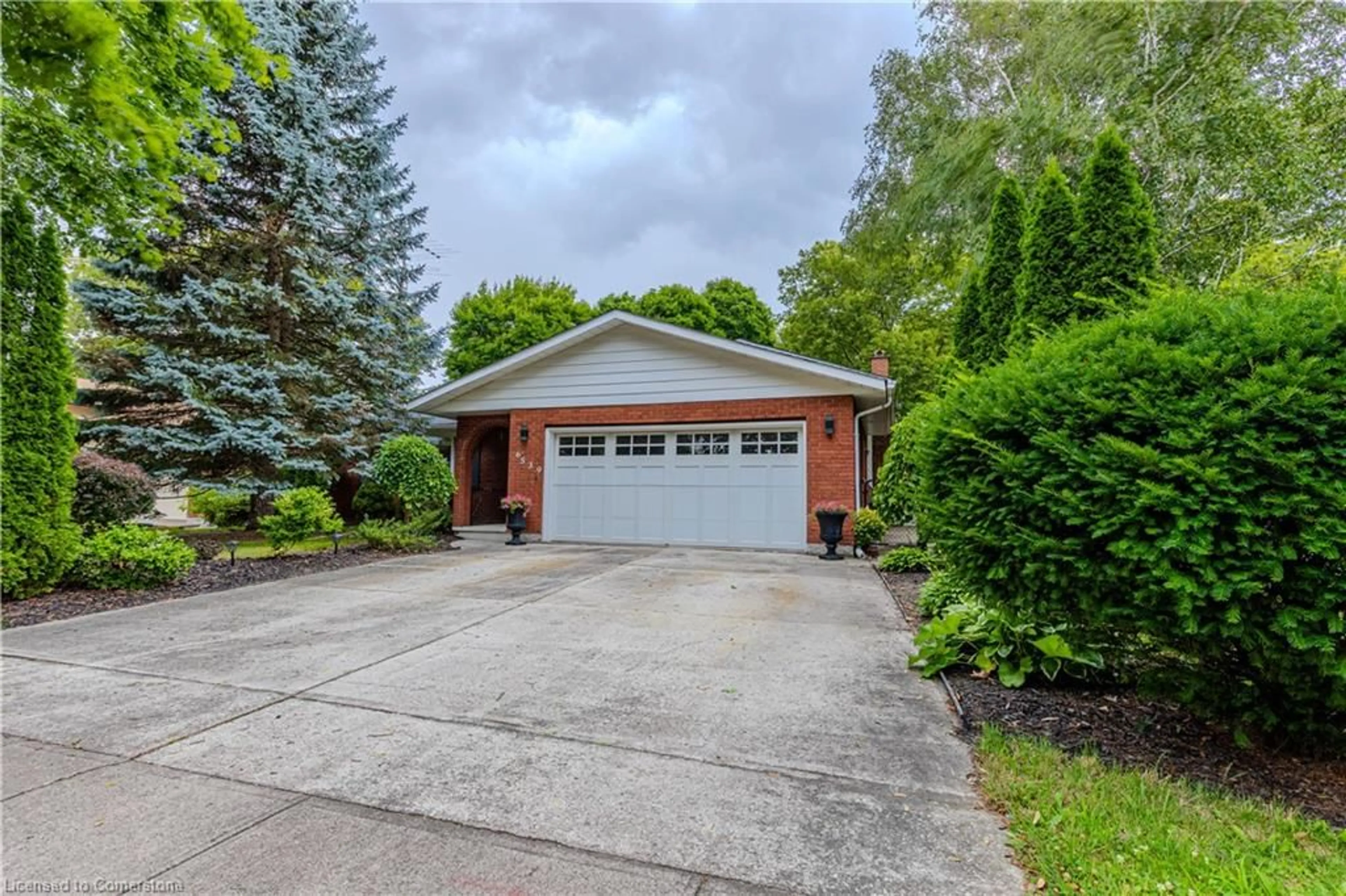 Indoor garage, wood floors for 6539 Jupiter Blvd, Niagara Falls Ontario L2J 3Y4