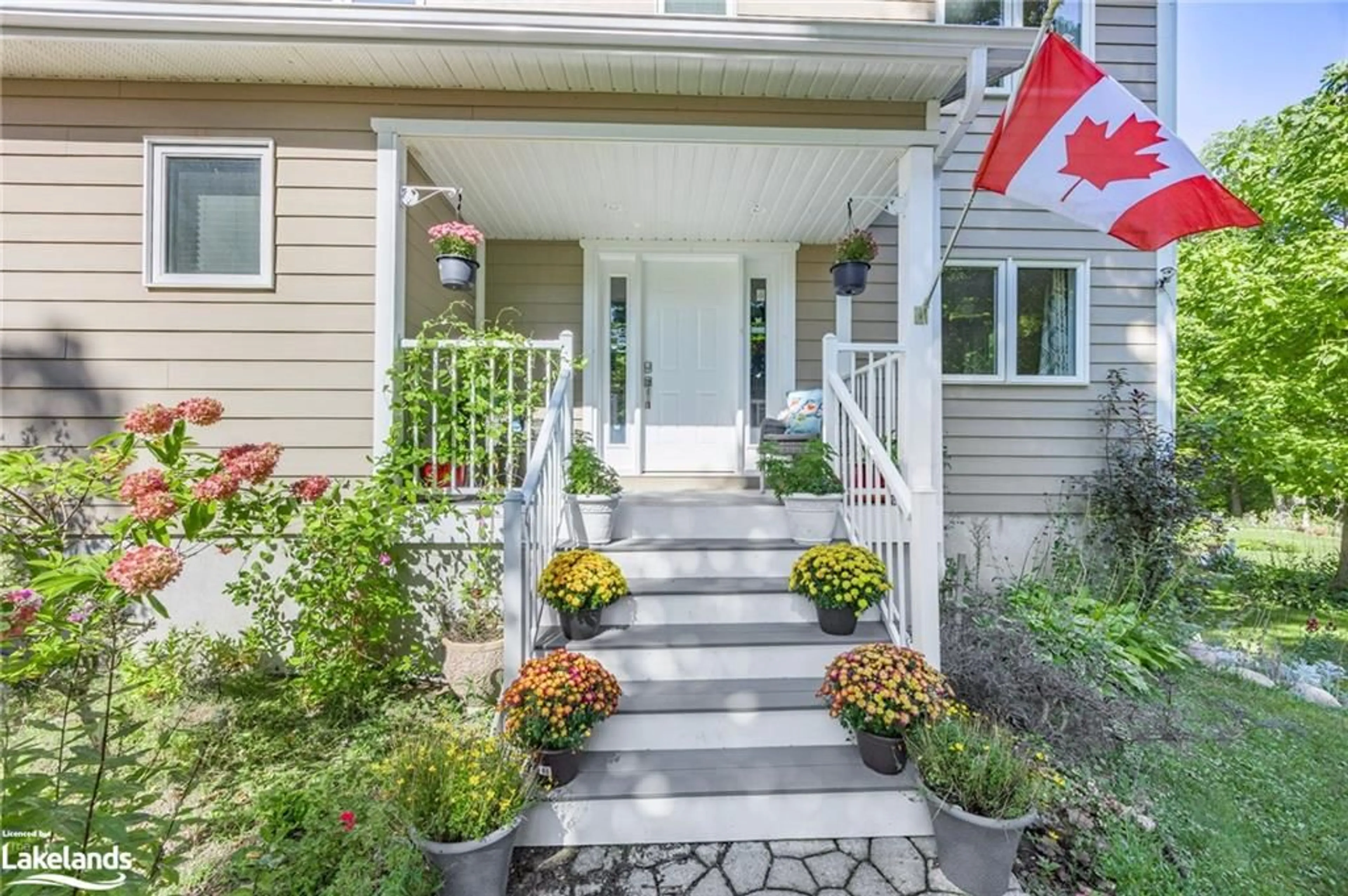 Indoor entryway, wood floors for 10 Musquake Crt, Tiny Twp Ontario L9M 1R2