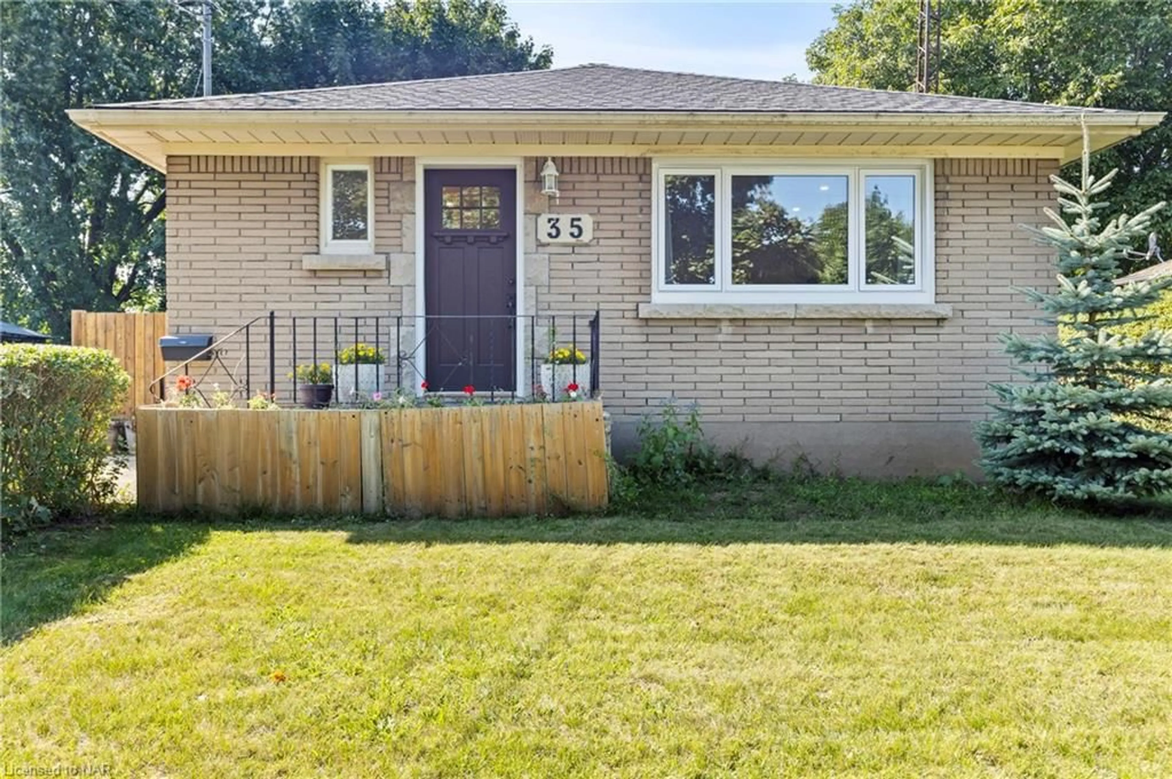 Home with brick exterior material for 35 Dunblane Ave, St. Catharines Ontario L2M 3Z8