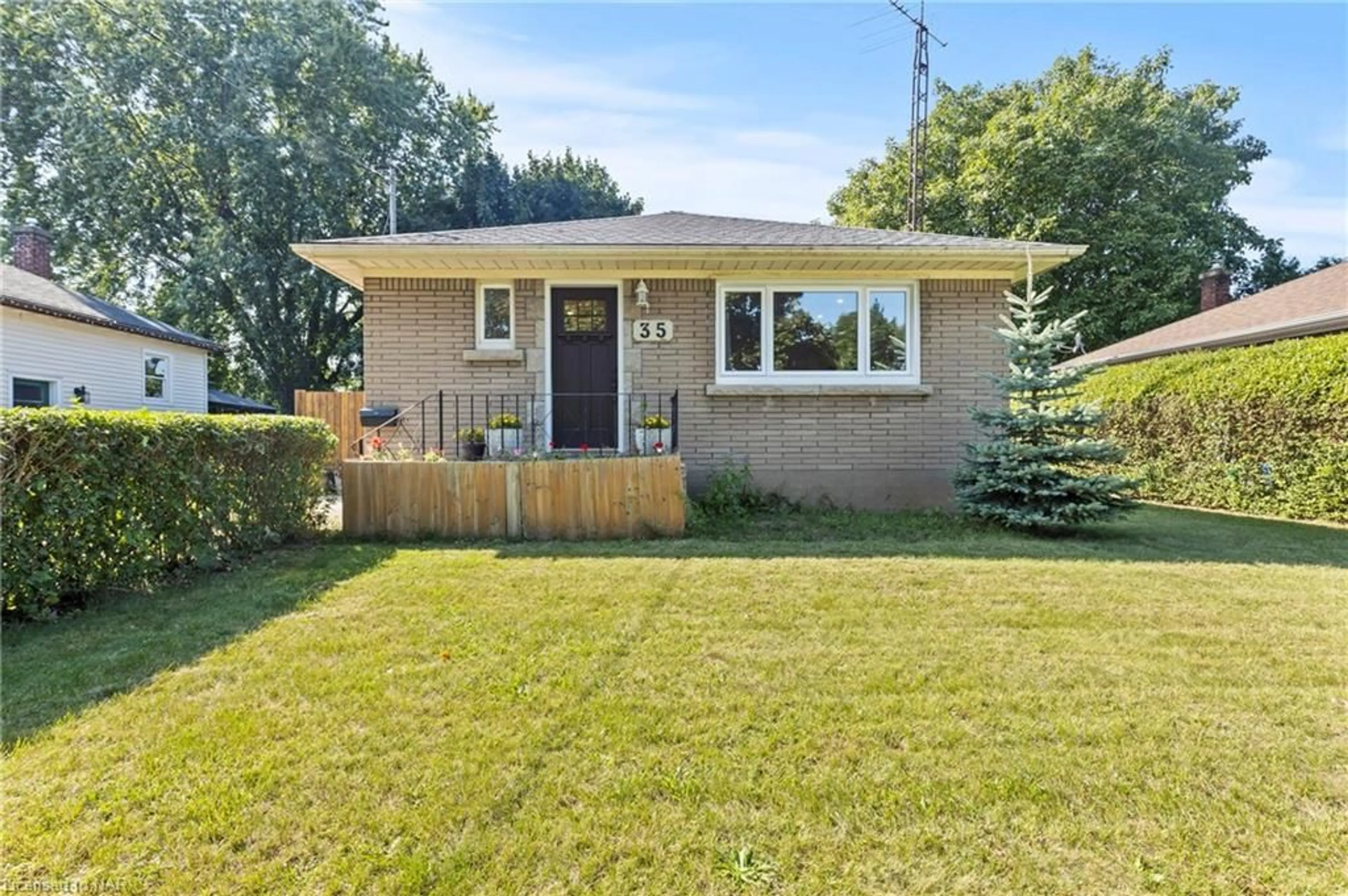 Frontside or backside of a home, cottage for 35 Dunblane Ave, St. Catharines Ontario L2M 3Z8