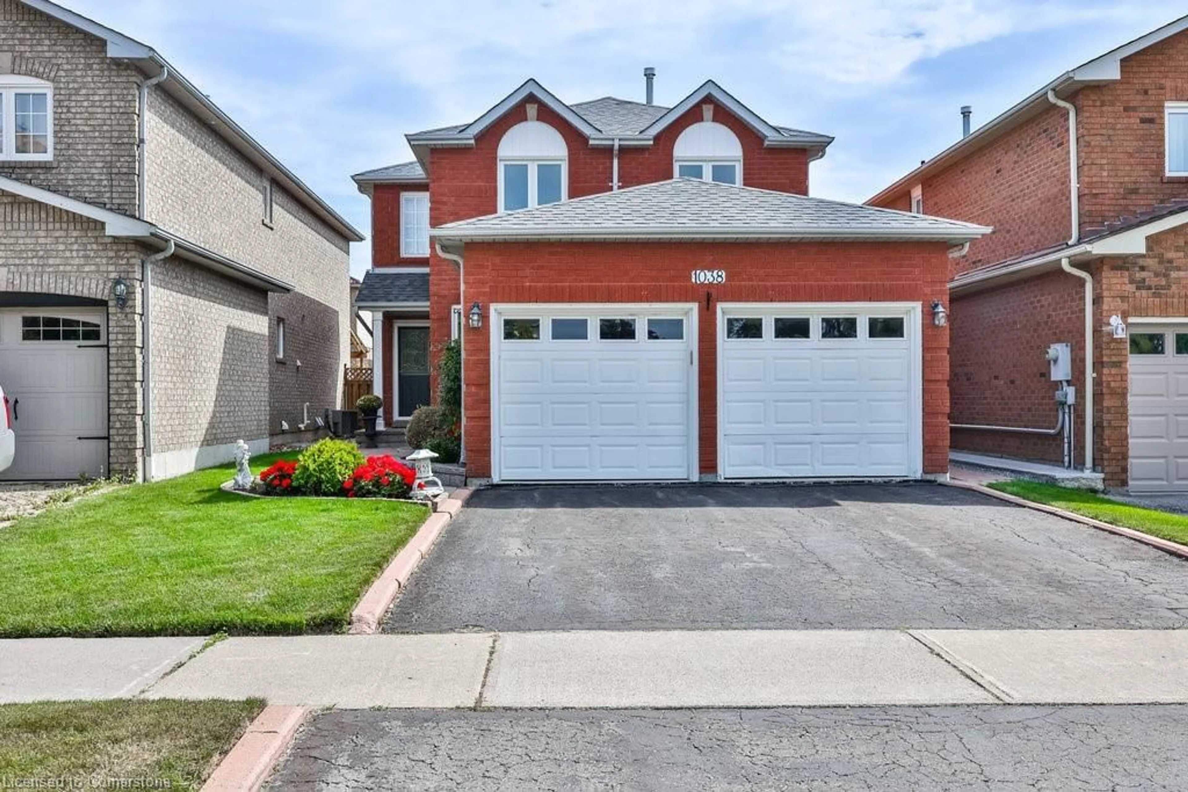 Home with brick exterior material for 1038 Windsor Hill Blvd, Mississauga Ontario L5V 1P4