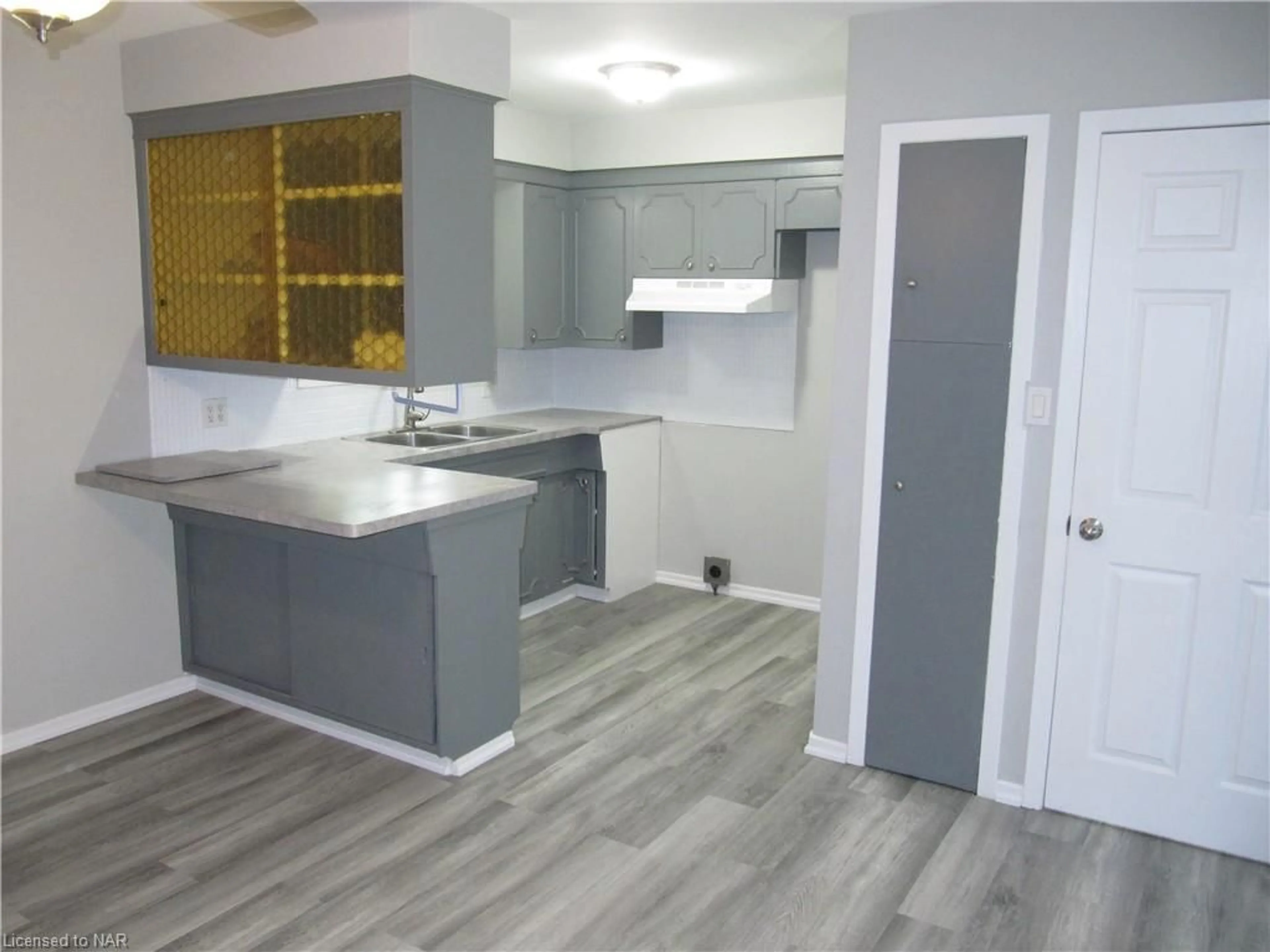 Standard kitchen for 2 Black Knight Rd, St. Catharines Ontario L2N 3C1