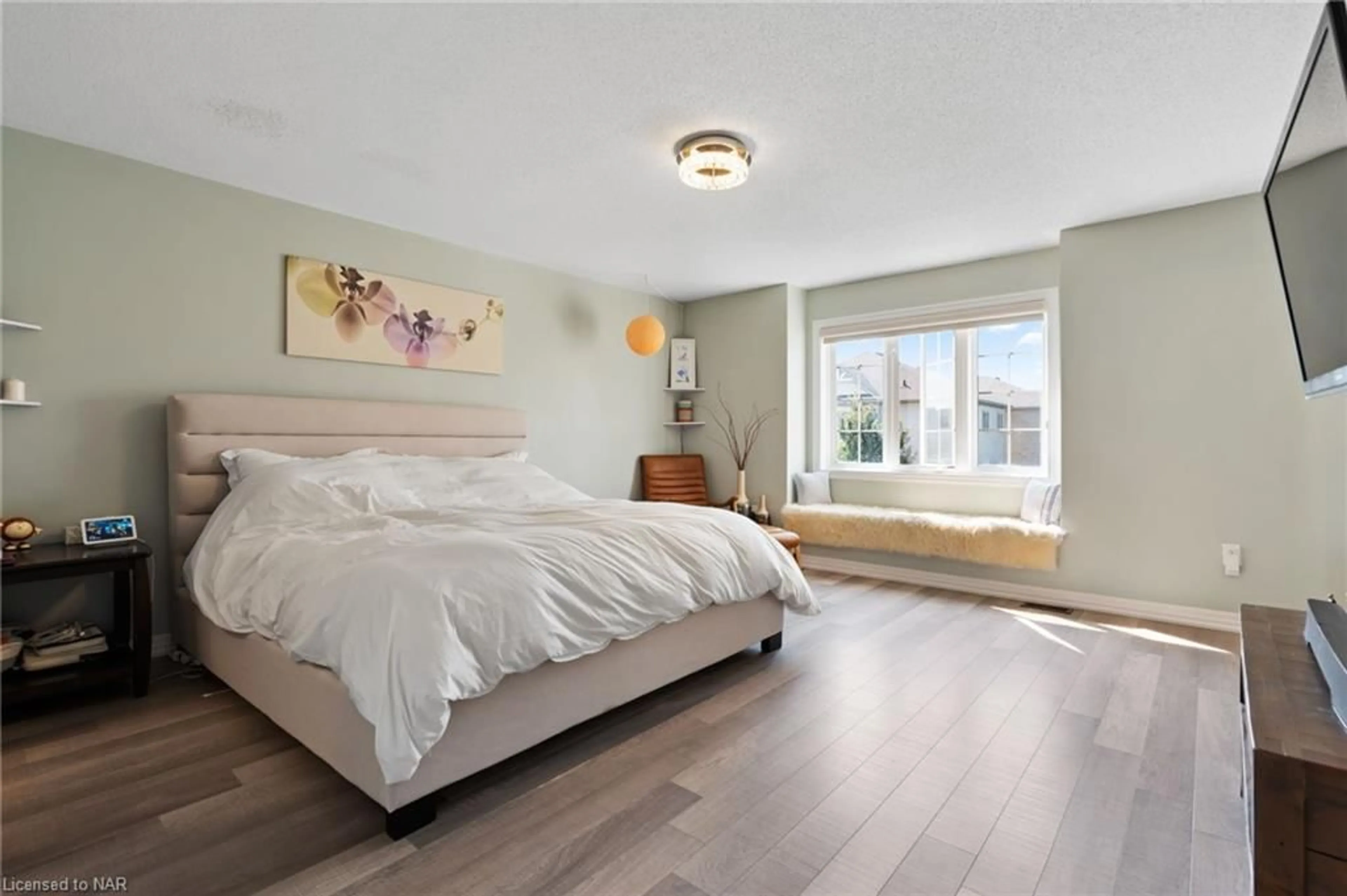 A pic of a room, wood floors for 7 Cannery Drive, Niagara-on-the-Lake Ontario L0S 1J0