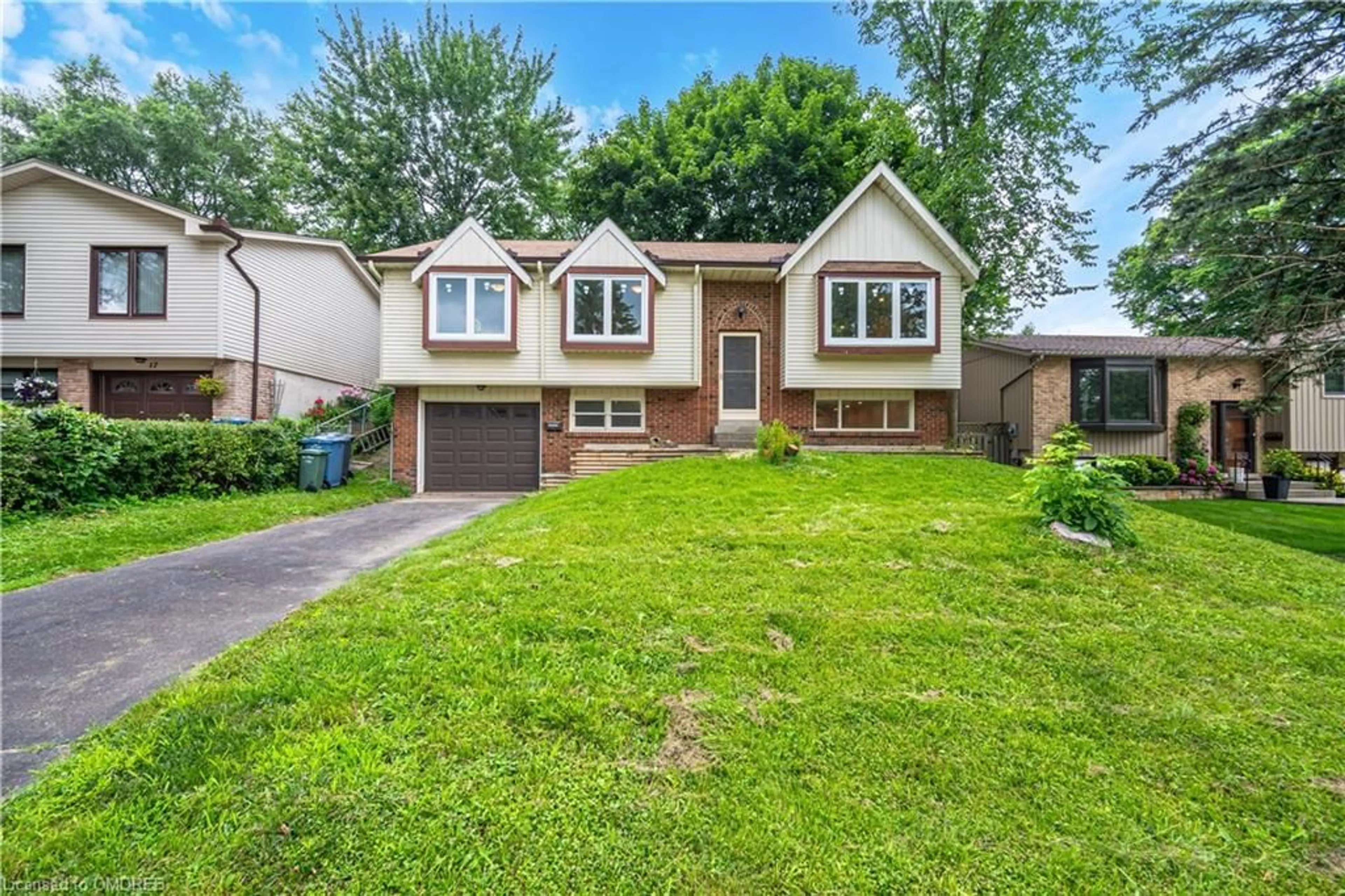 Frontside or backside of a home for 15 Woodridge Dr, Guelph Ontario N1H 7E3