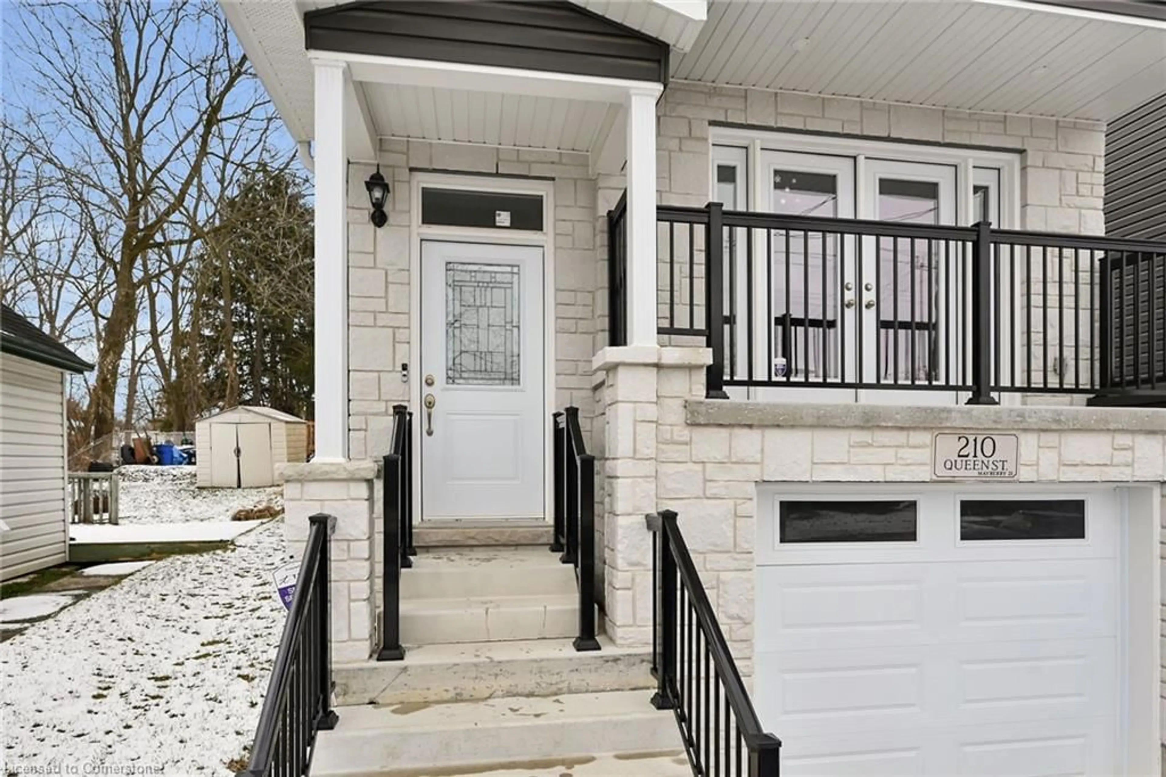 Indoor entryway for 210 Queen St, Simcoe Ontario N3Y 3C8