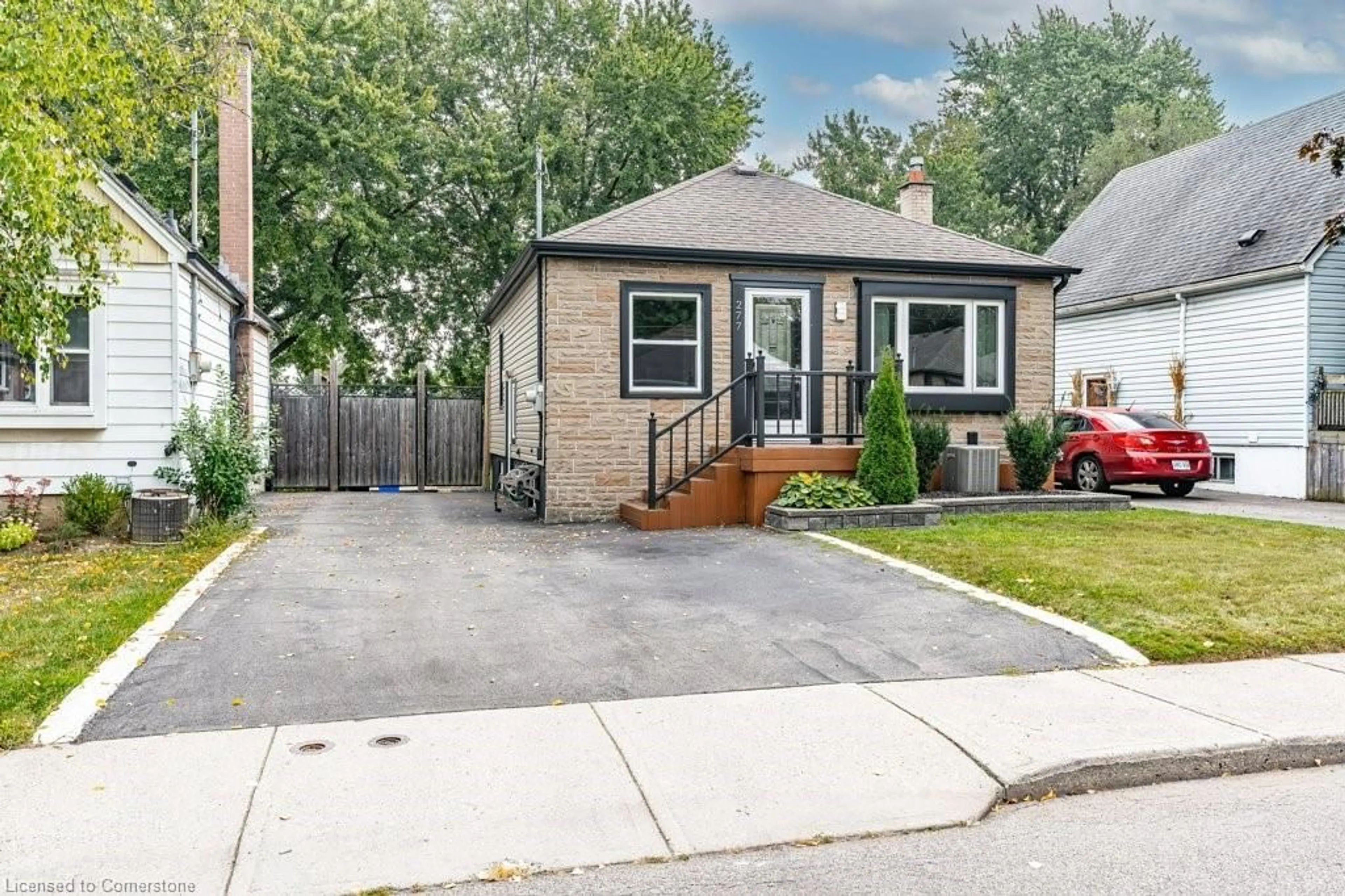 Frontside or backside of a home for 277 East 26th St, Hamilton Ontario L8V 3C9