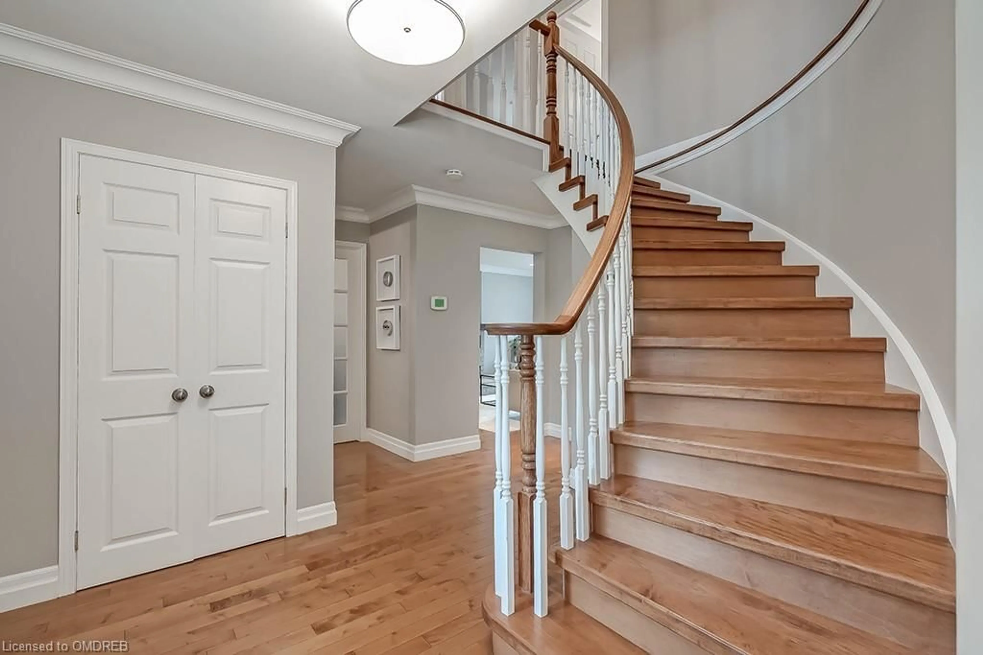 Indoor entryway for 1473 Thistledown Rd, Oakville Ontario L6M 1Z1