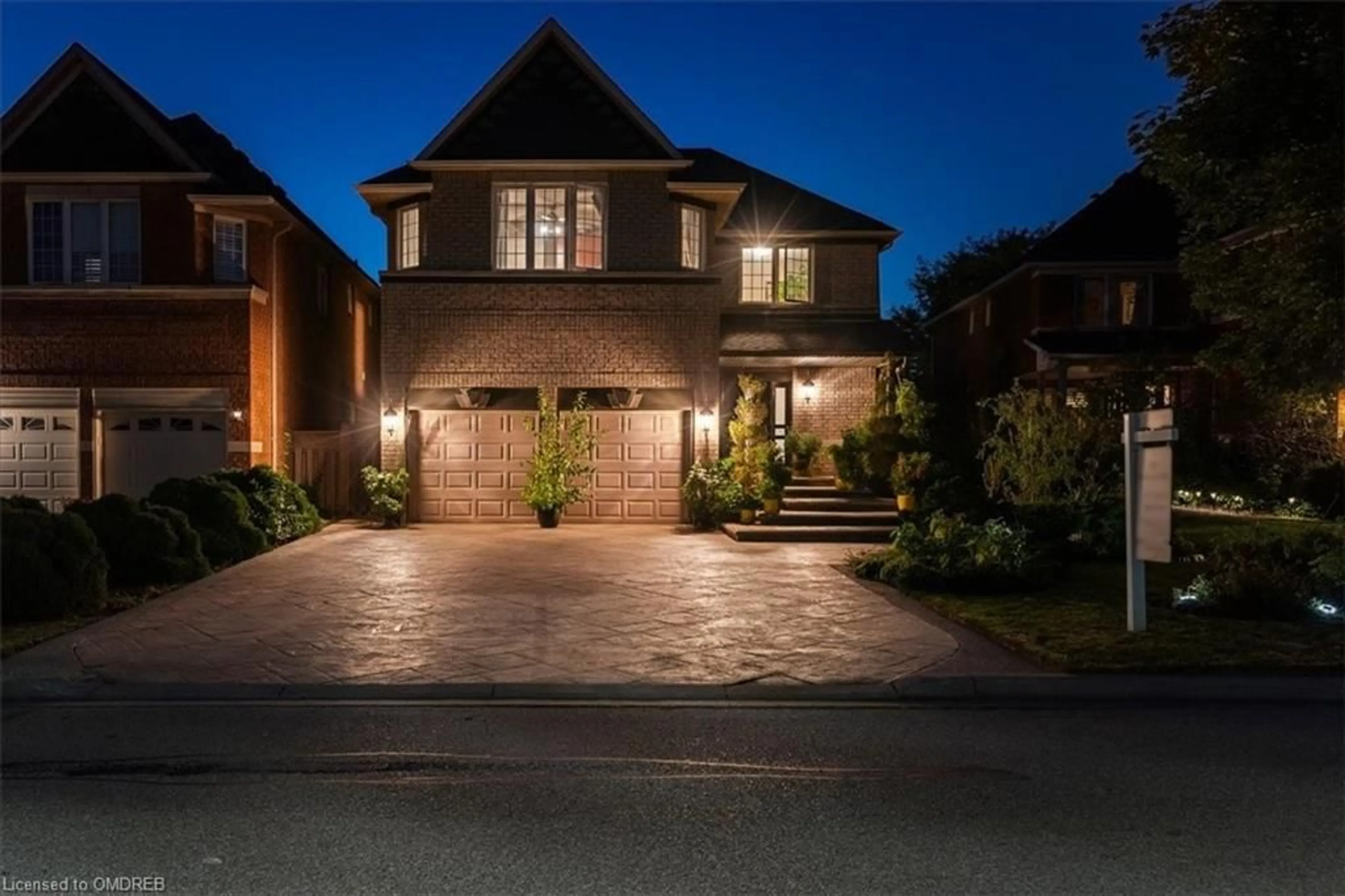 Frontside or backside of a home for 527 Ravineview Way, Oakville Ontario L6H 6S9