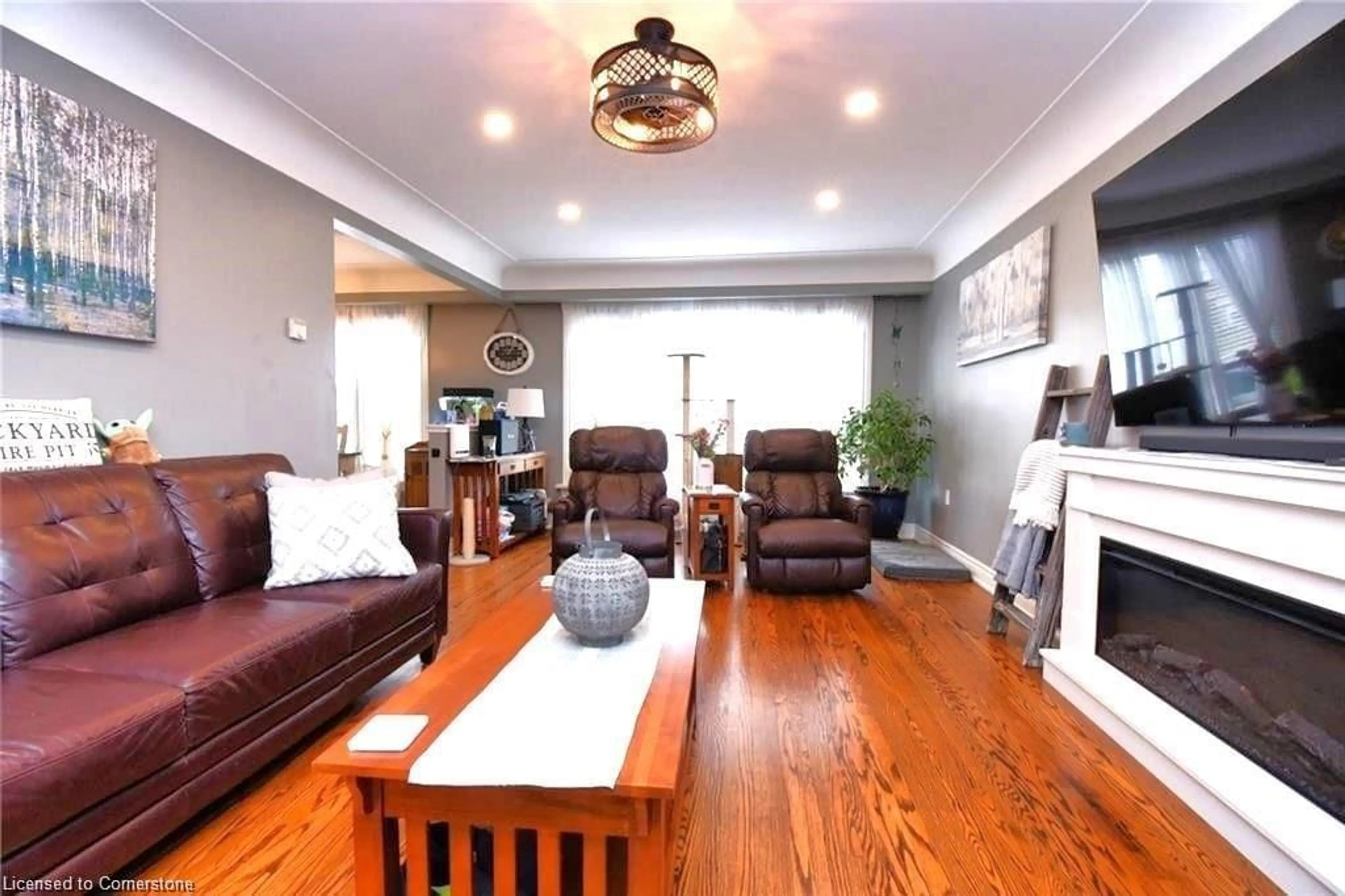 Living room, wood floors for 3 Pleasant Ave, Hamilton Ontario L8G 2L1