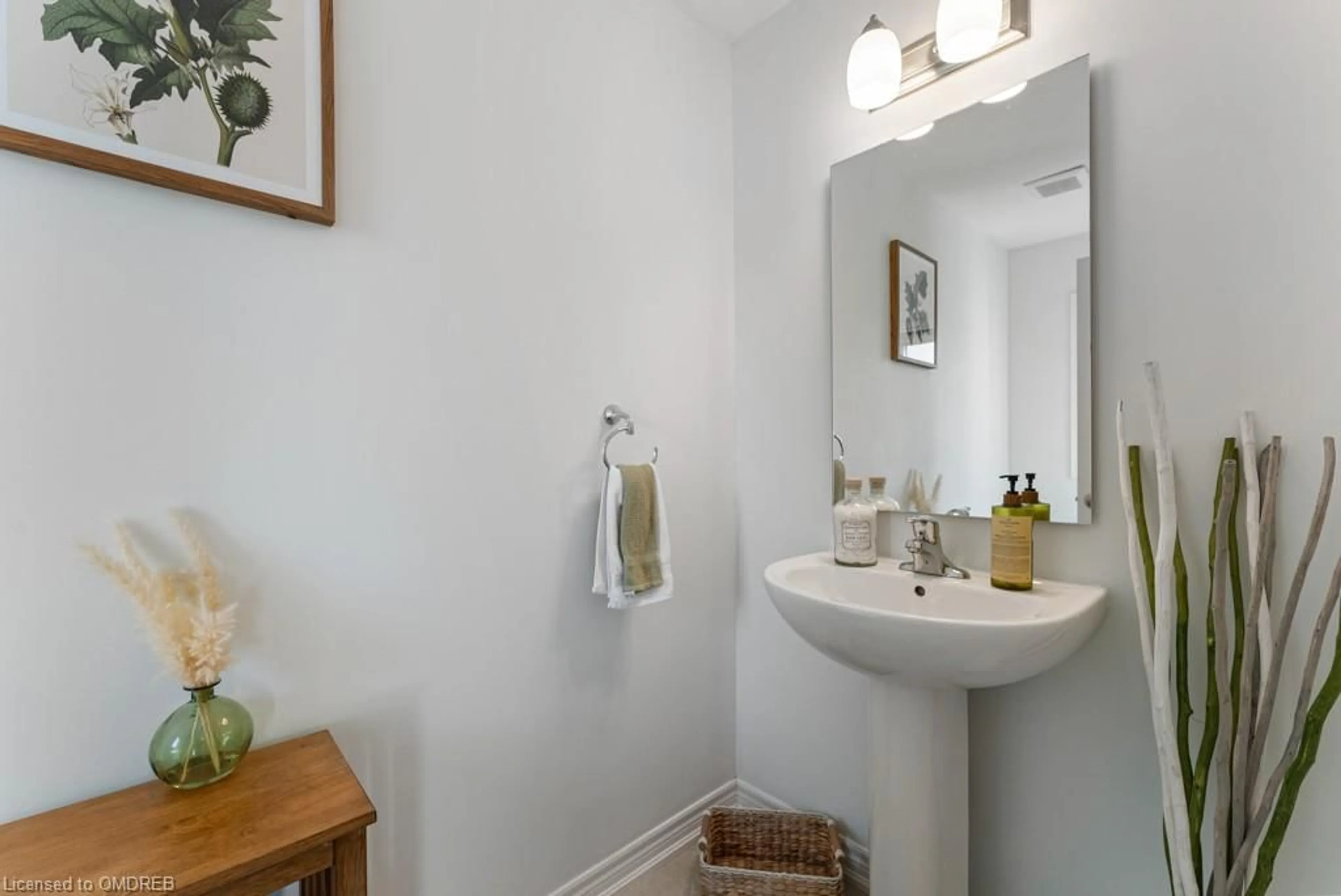 Bathroom, wood floors for 18 Viger Dr, Welland Ontario L3B 0E3