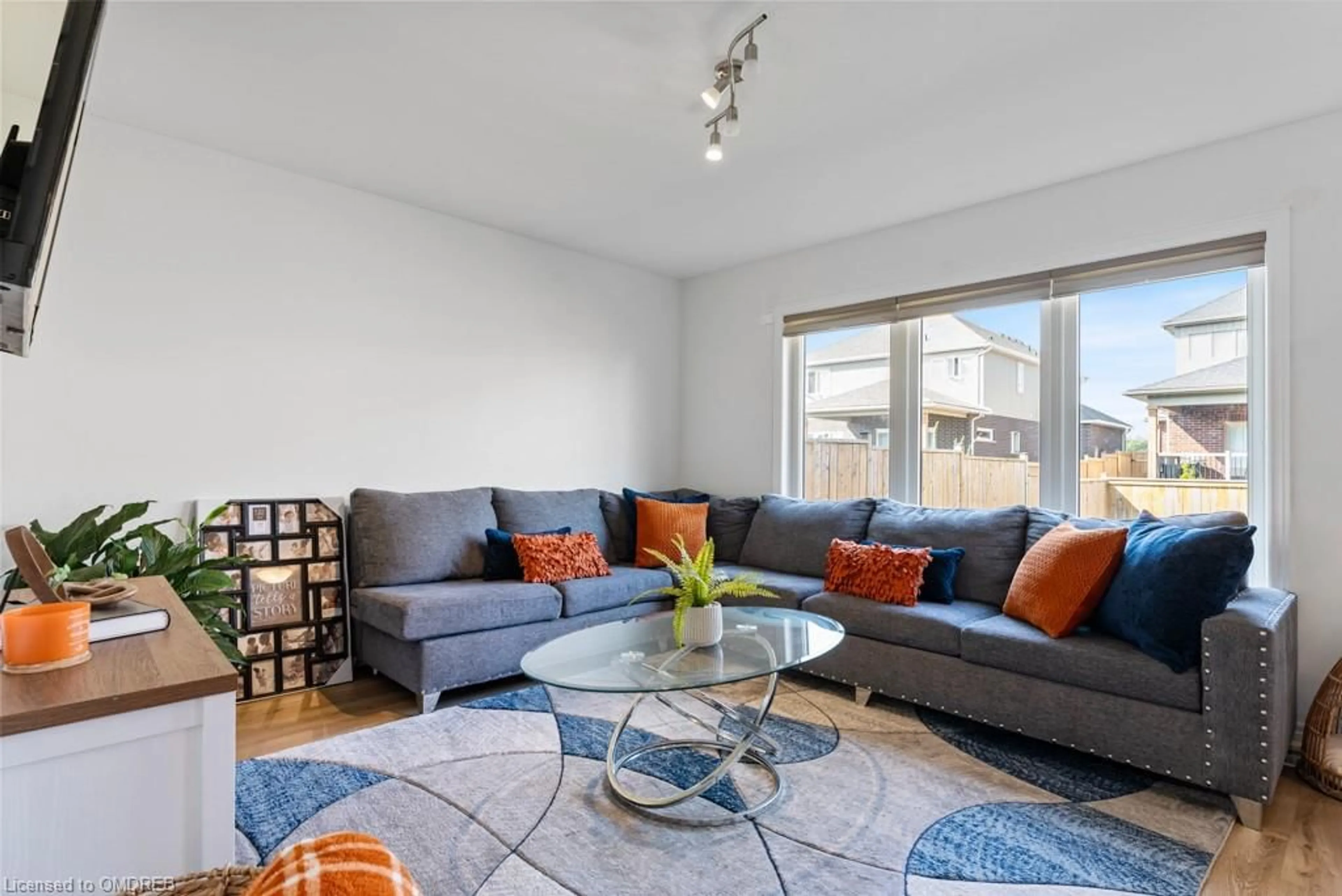 Living room, carpet floors for 18 Viger Dr, Welland Ontario L3B 0E3