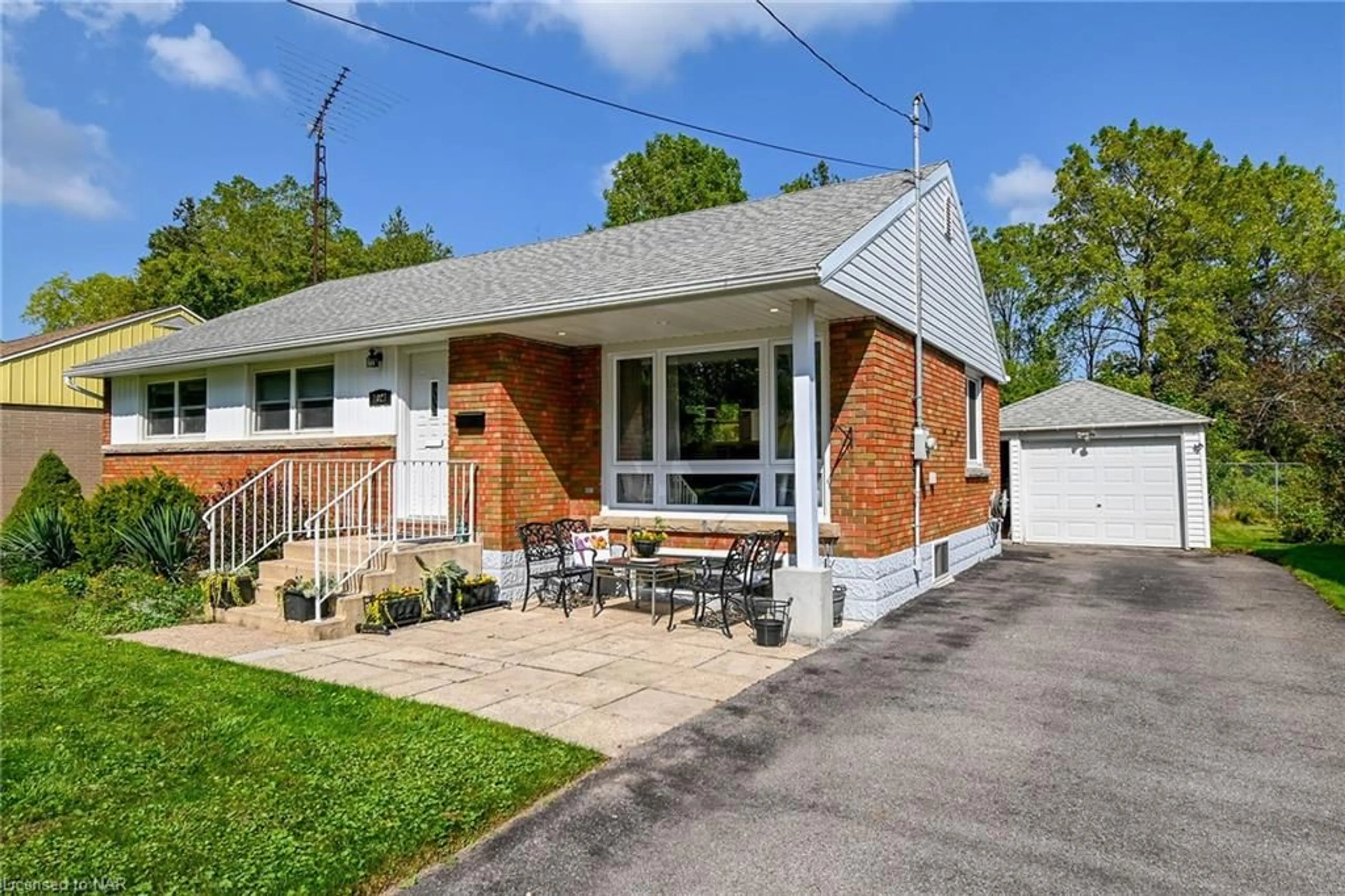 Frontside or backside of a home, cottage for 7027 Garden St, Niagara Falls Ontario L2G 1H8