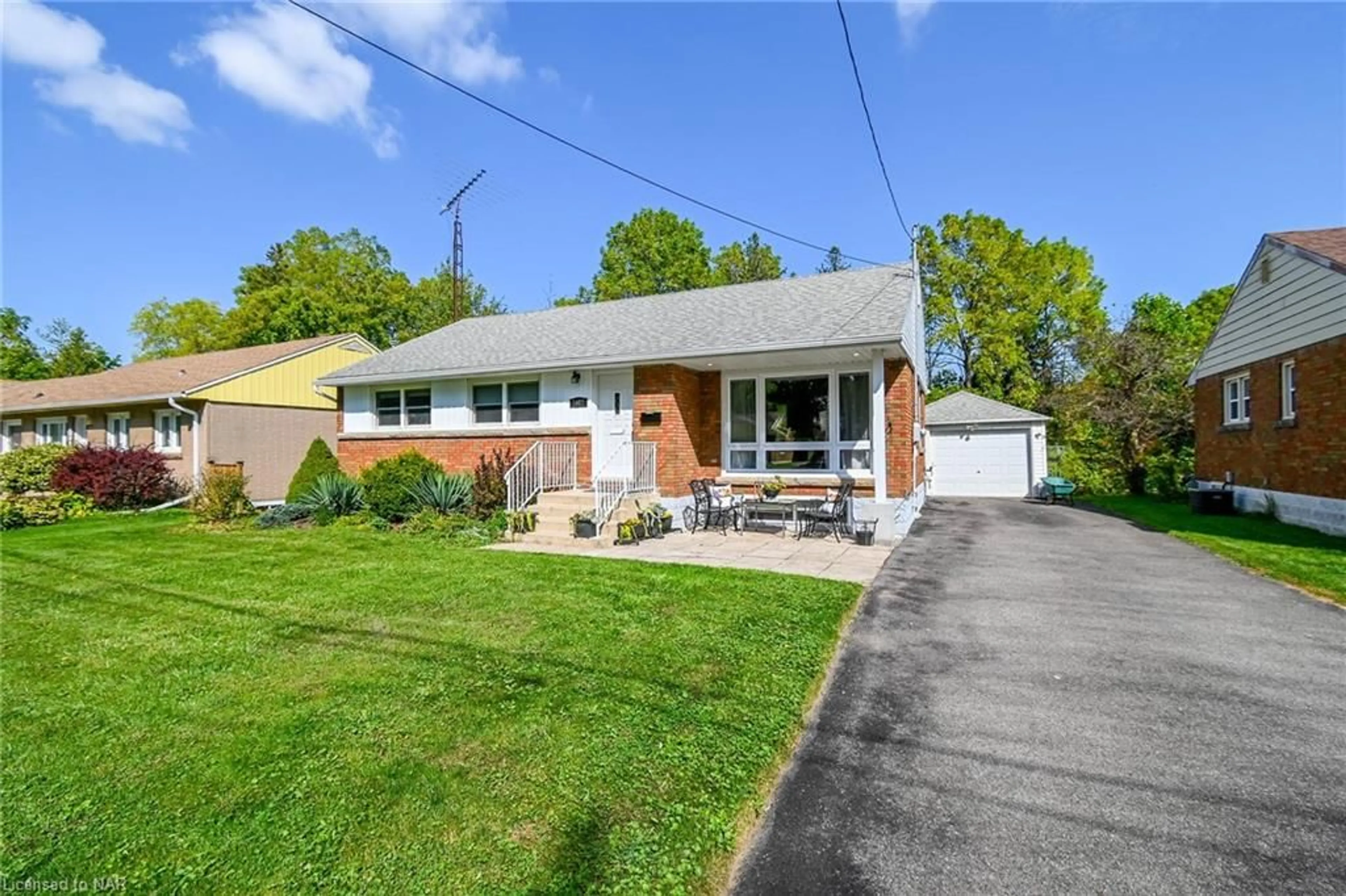 Frontside or backside of a home, cottage for 7027 Garden St, Niagara Falls Ontario L2G 1H8