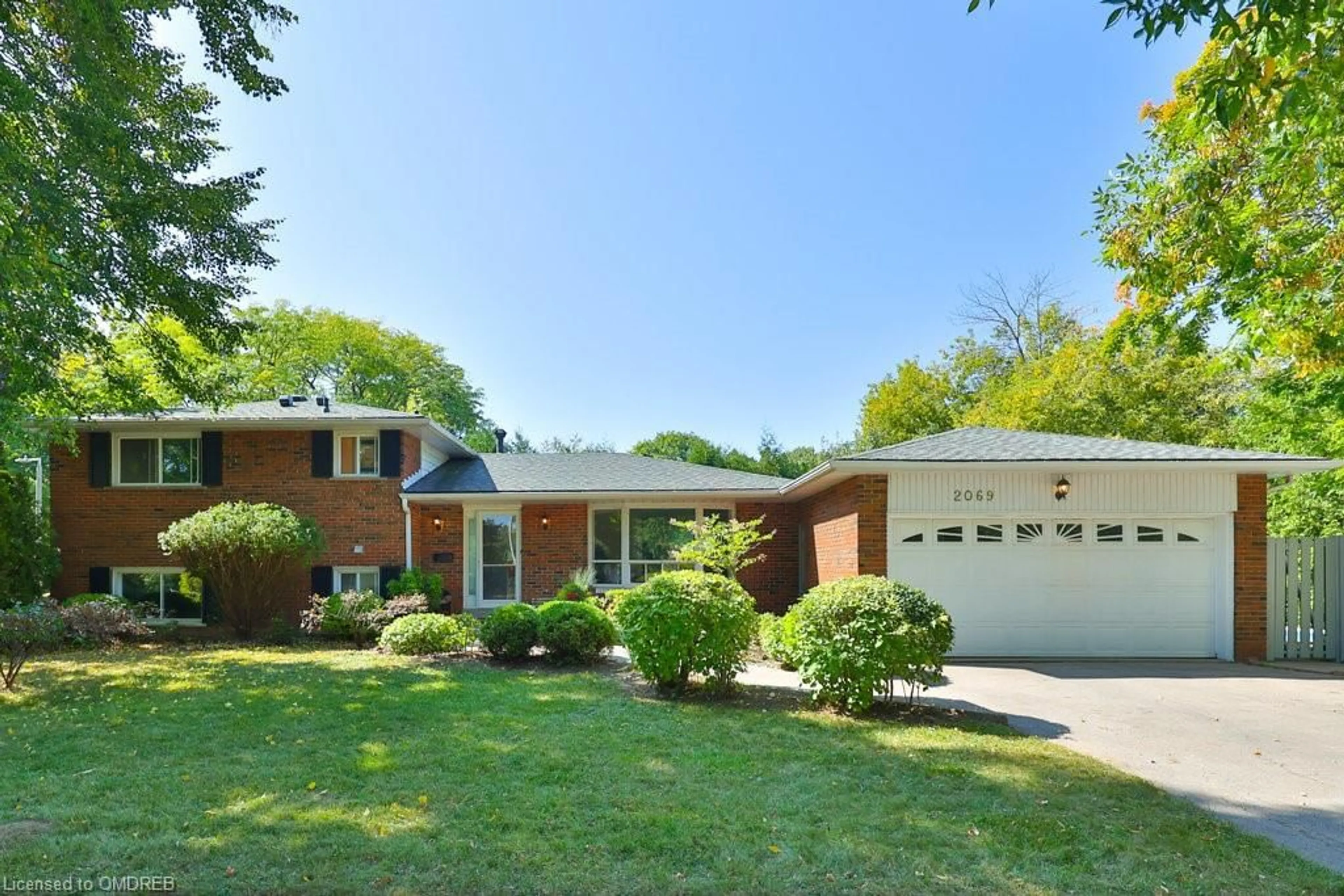 Home with brick exterior material for 2069 Thornlea Dr, Oakville Ontario L6L 1K4