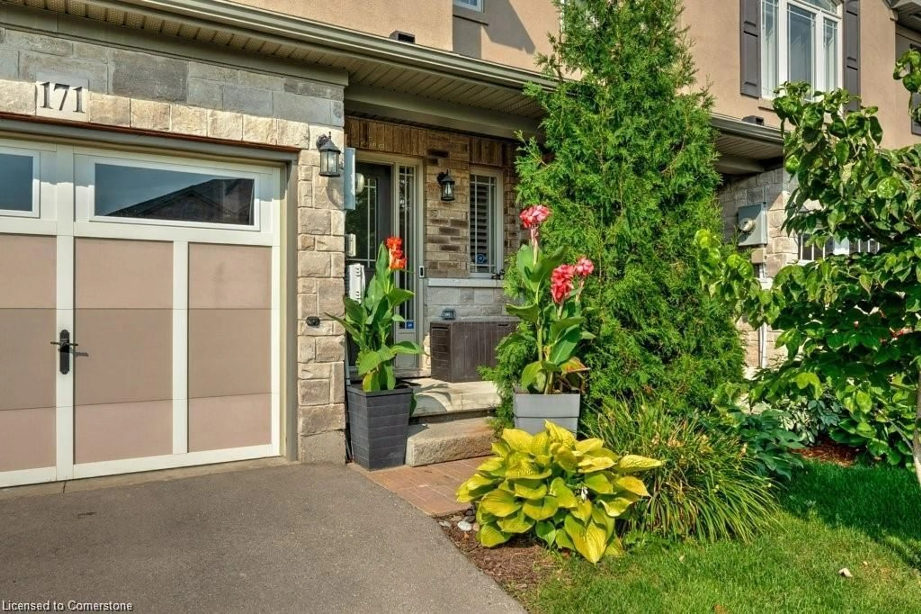 Indoor entryway for 171 Westbank Trail, Stoney Creek Ontario L8J 0H3