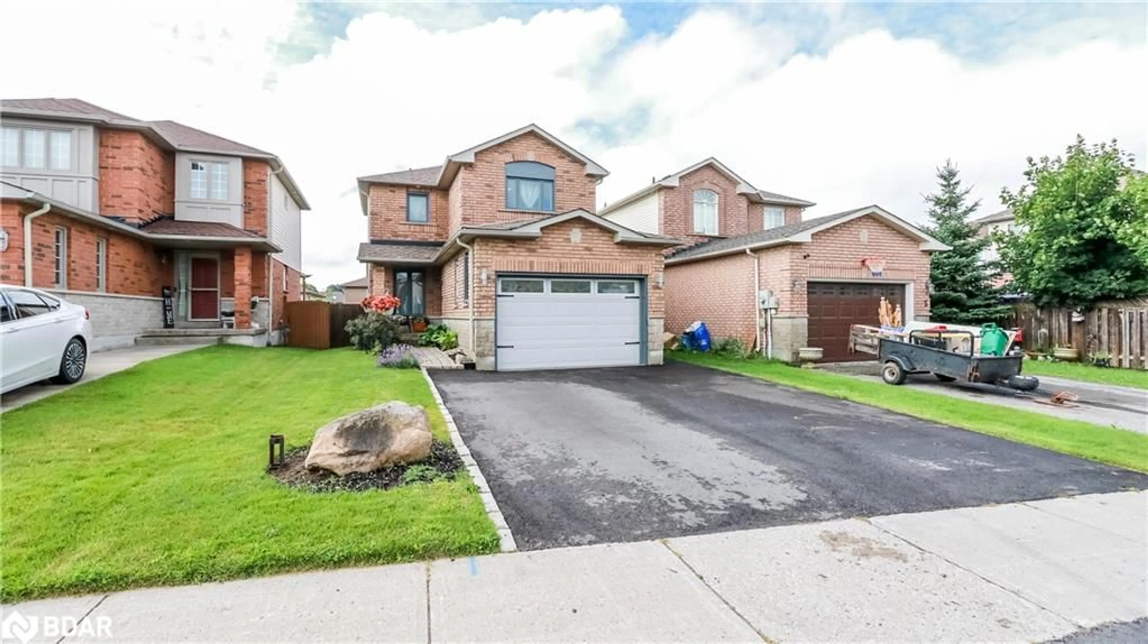 A pic from exterior of the house or condo, cottage for 7 Hemlock Crt, Barrie Ontario L4N 9N5