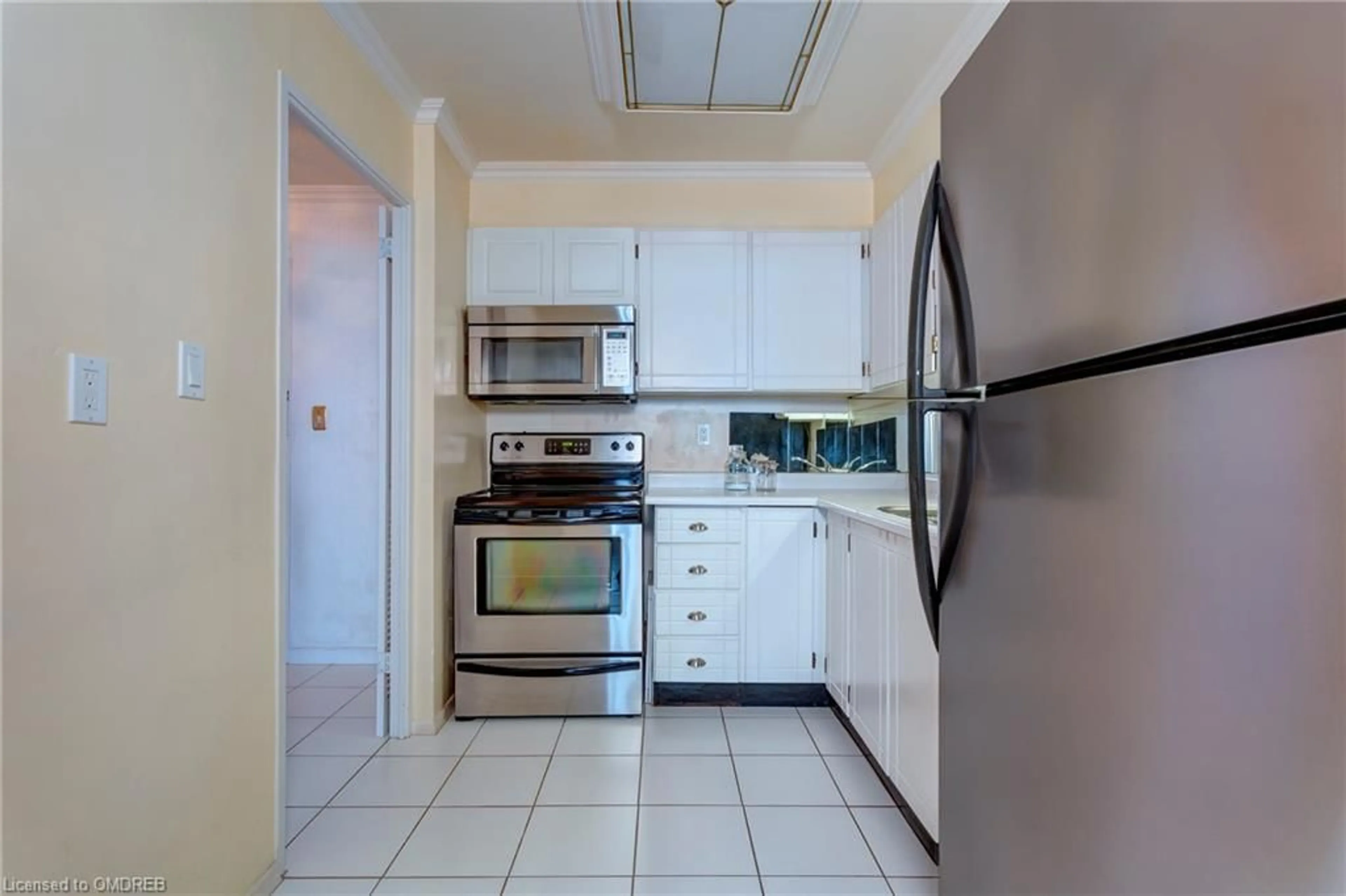 Standard kitchen for 2263 Marine Dr #1006, Oakville Ontario L6L 5K1