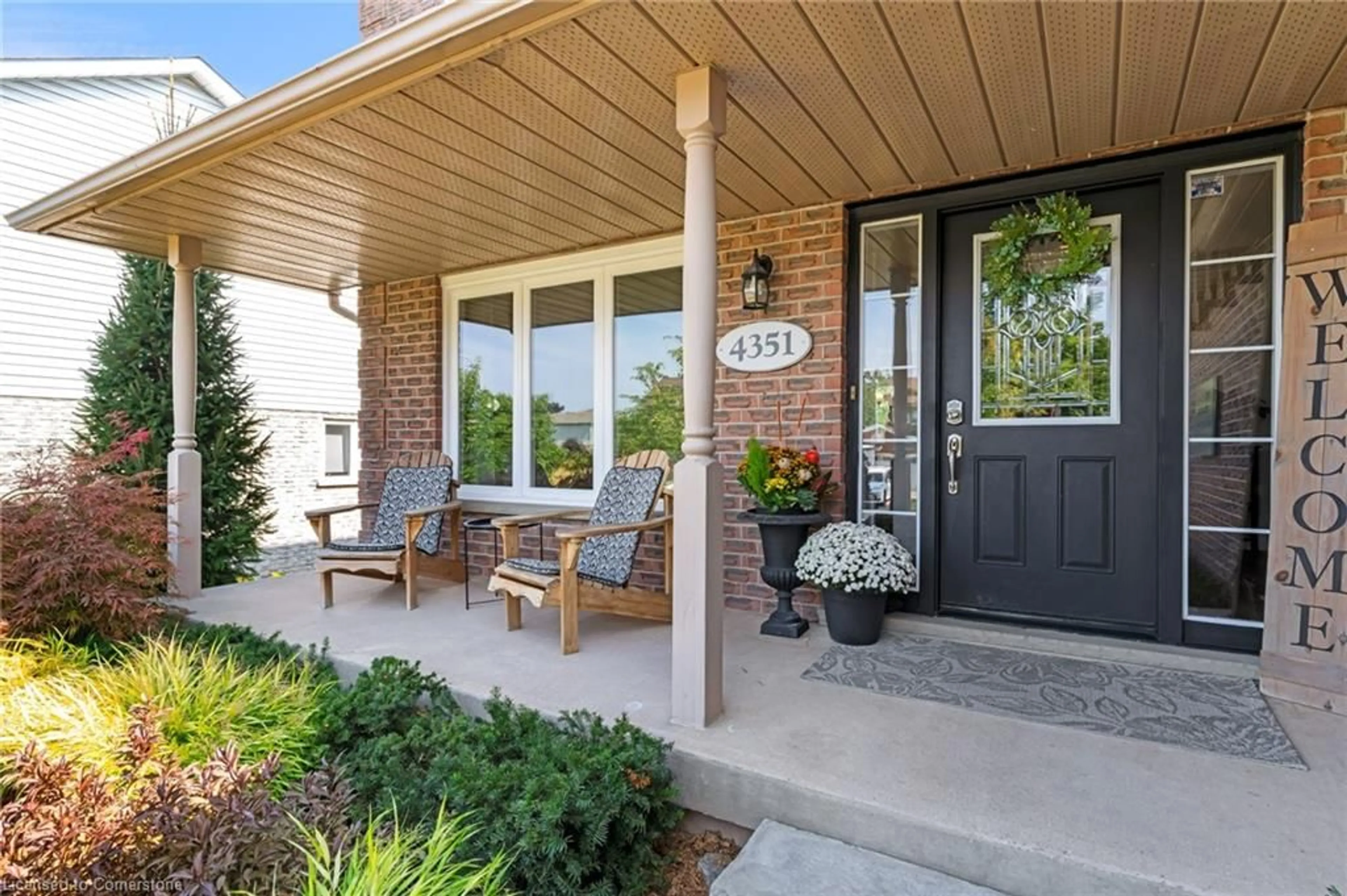 Indoor entryway, wood floors for 4351 Birchmount Ave, Beamsville Ontario L3J 0J2