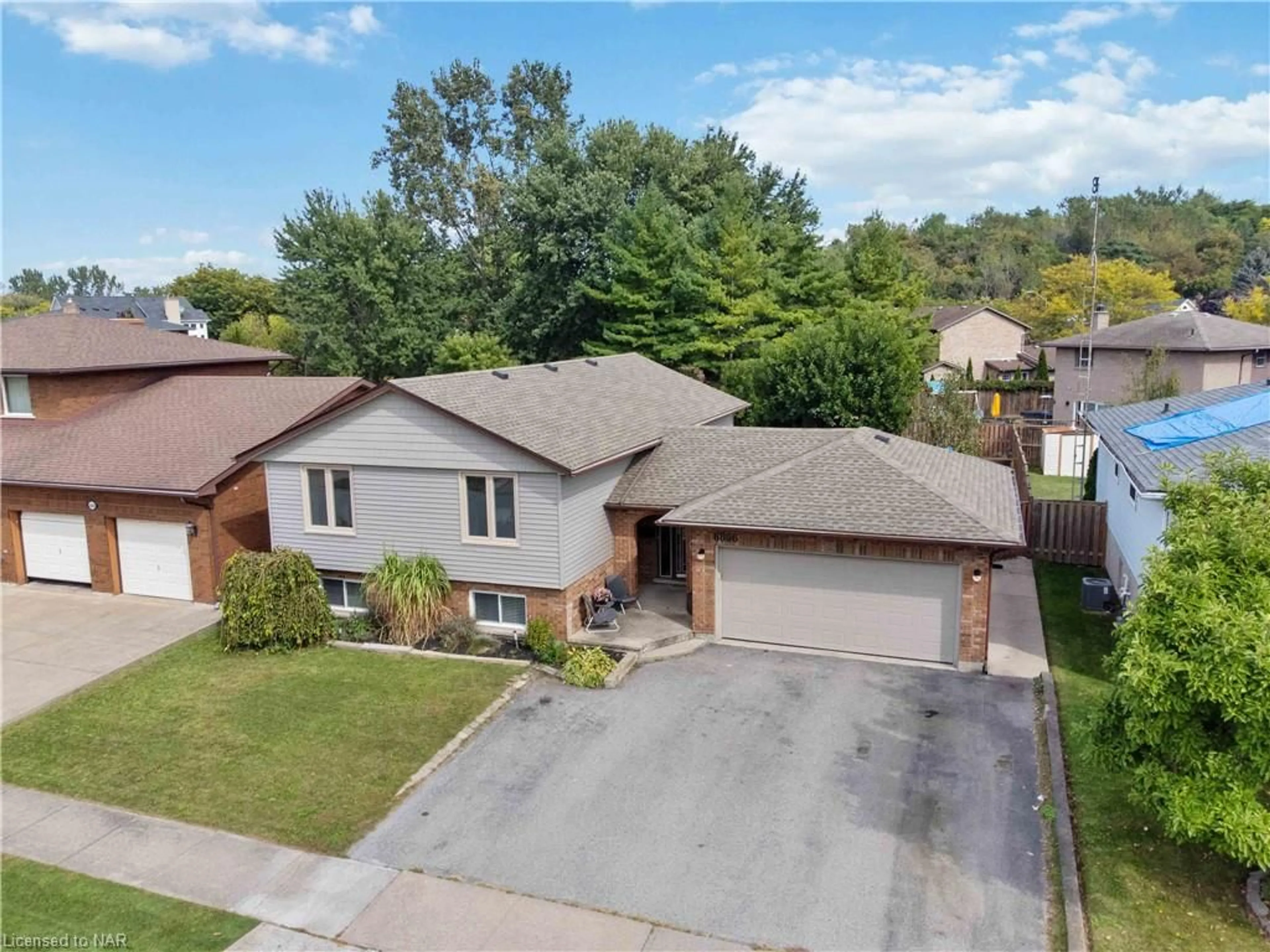 Frontside or backside of a home for 6896 Cumberland Crt, Niagara Falls Ontario L2H 2R7