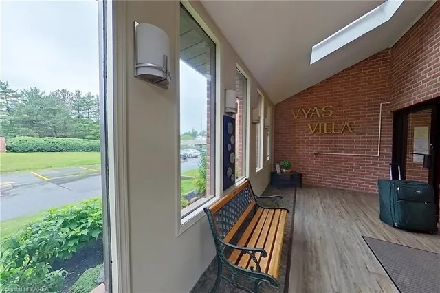 7 Centre St #102, Napanee 2