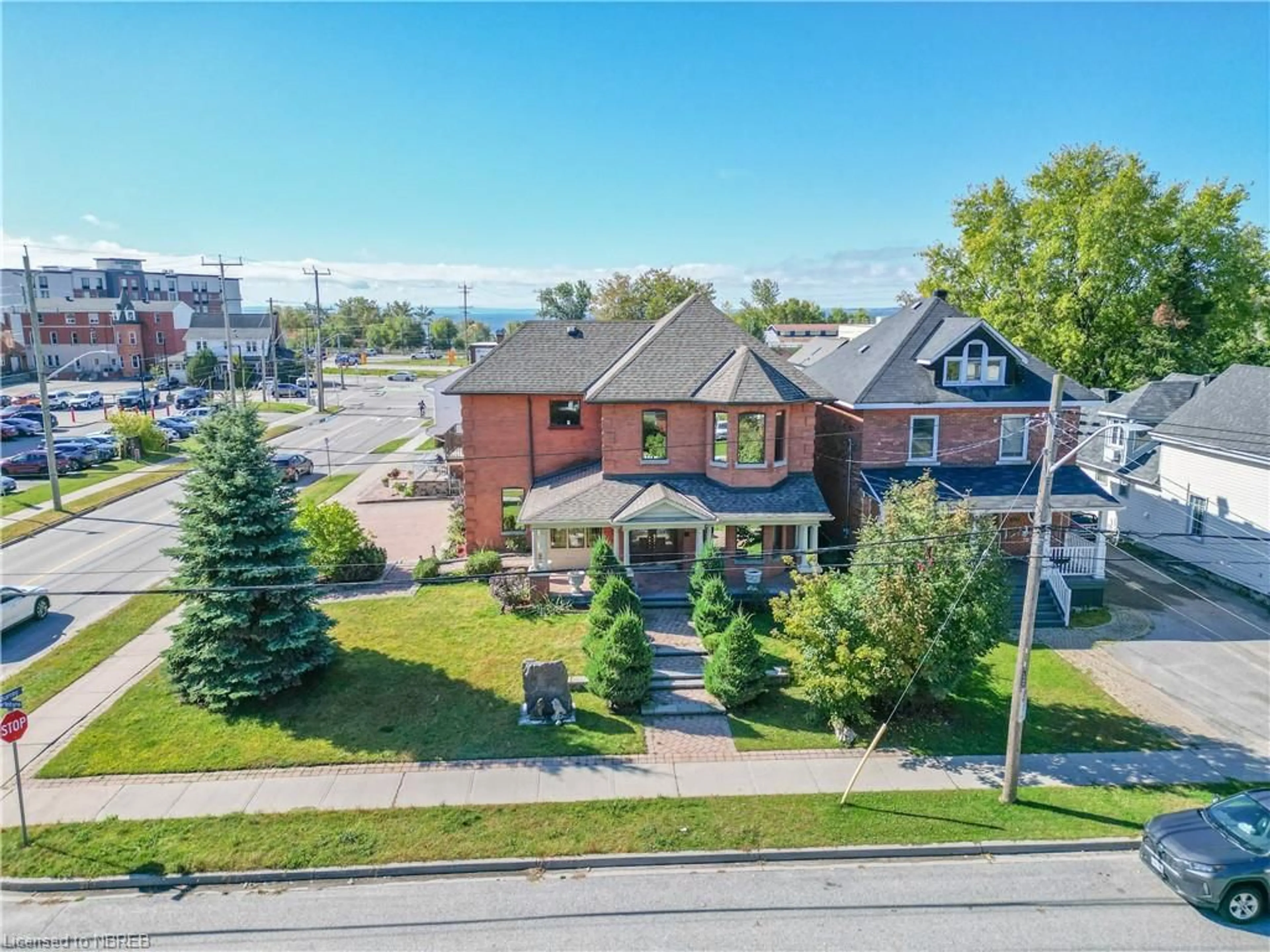 A pic from exterior of the house or condo, the street view for 396 Murray St, North Bay Ontario P1B 2Z8