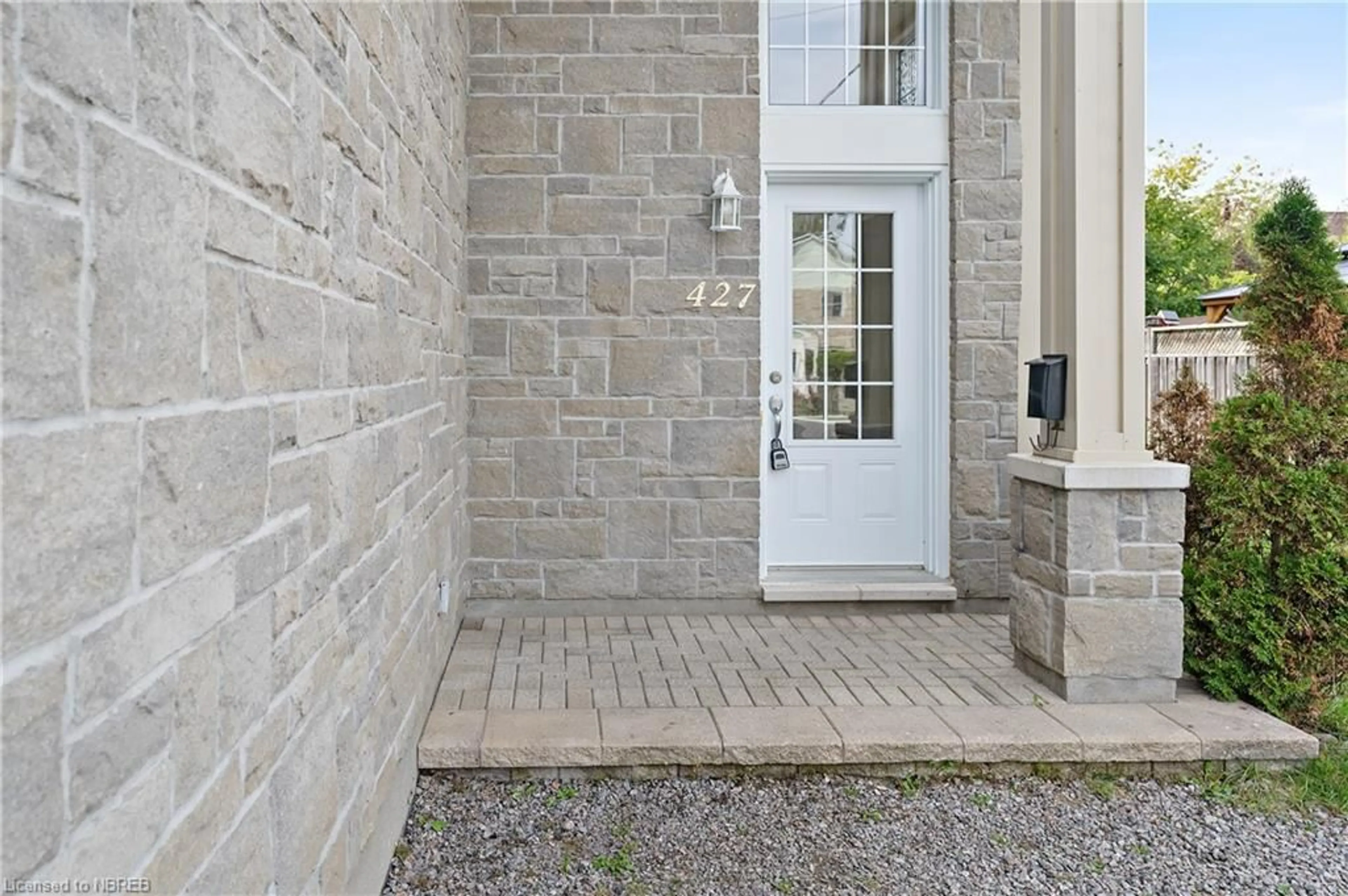 Indoor entryway for 427 Third Ave, North Bay Ontario P1B 0C1