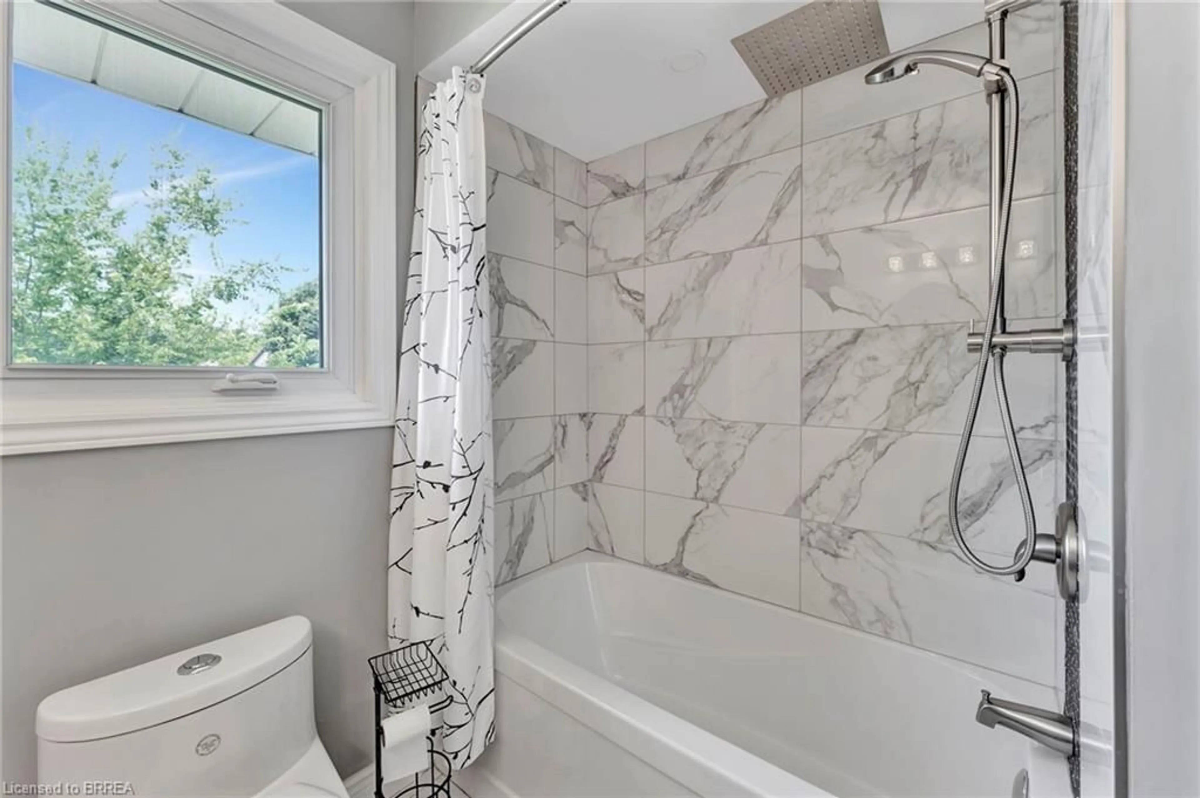 Bathroom, ceramic floors for 11 Beckett Dr, Brantford Ontario N3T 6E4