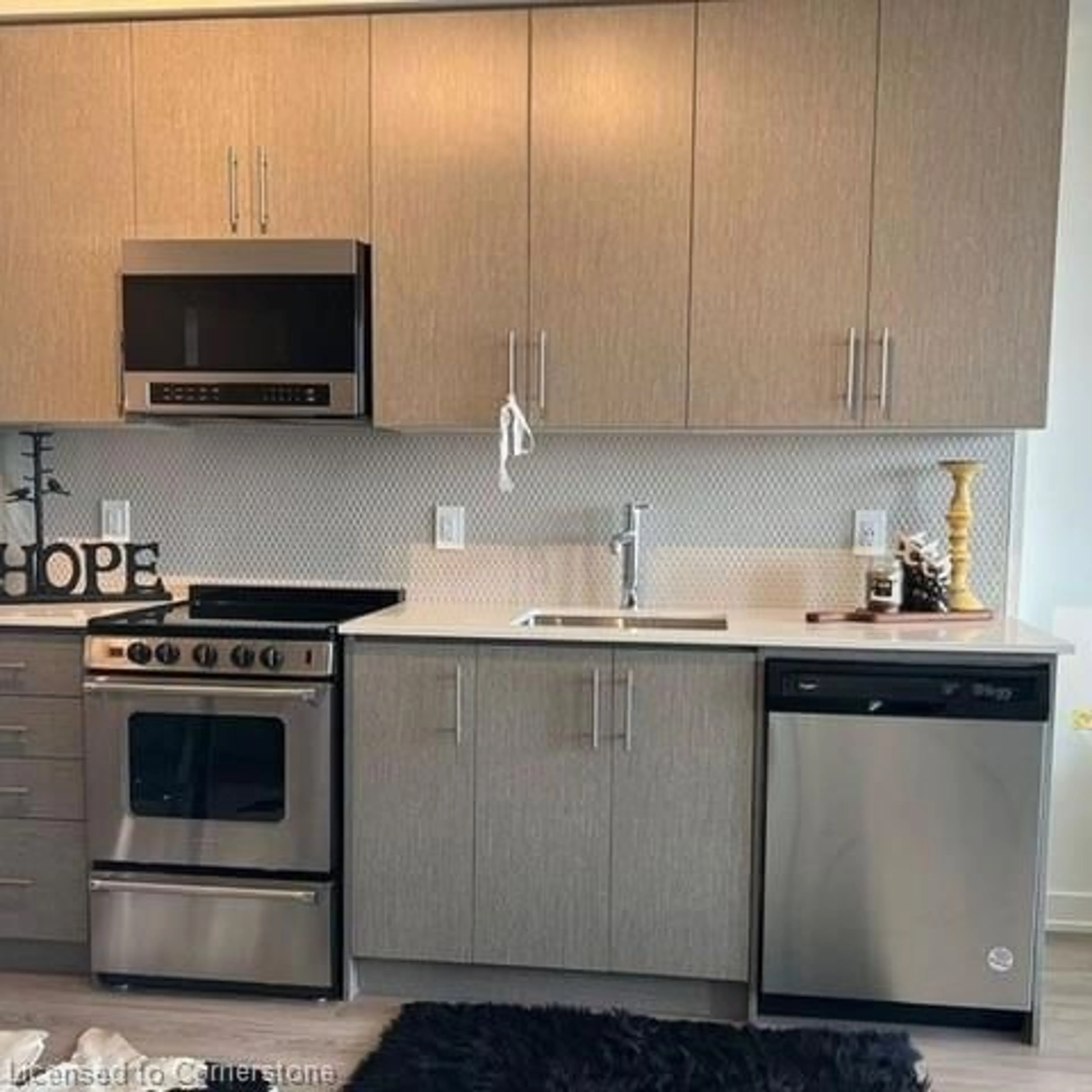 Standard kitchen for 212 King William St #1301, Hamilton Ontario L8R 0A7