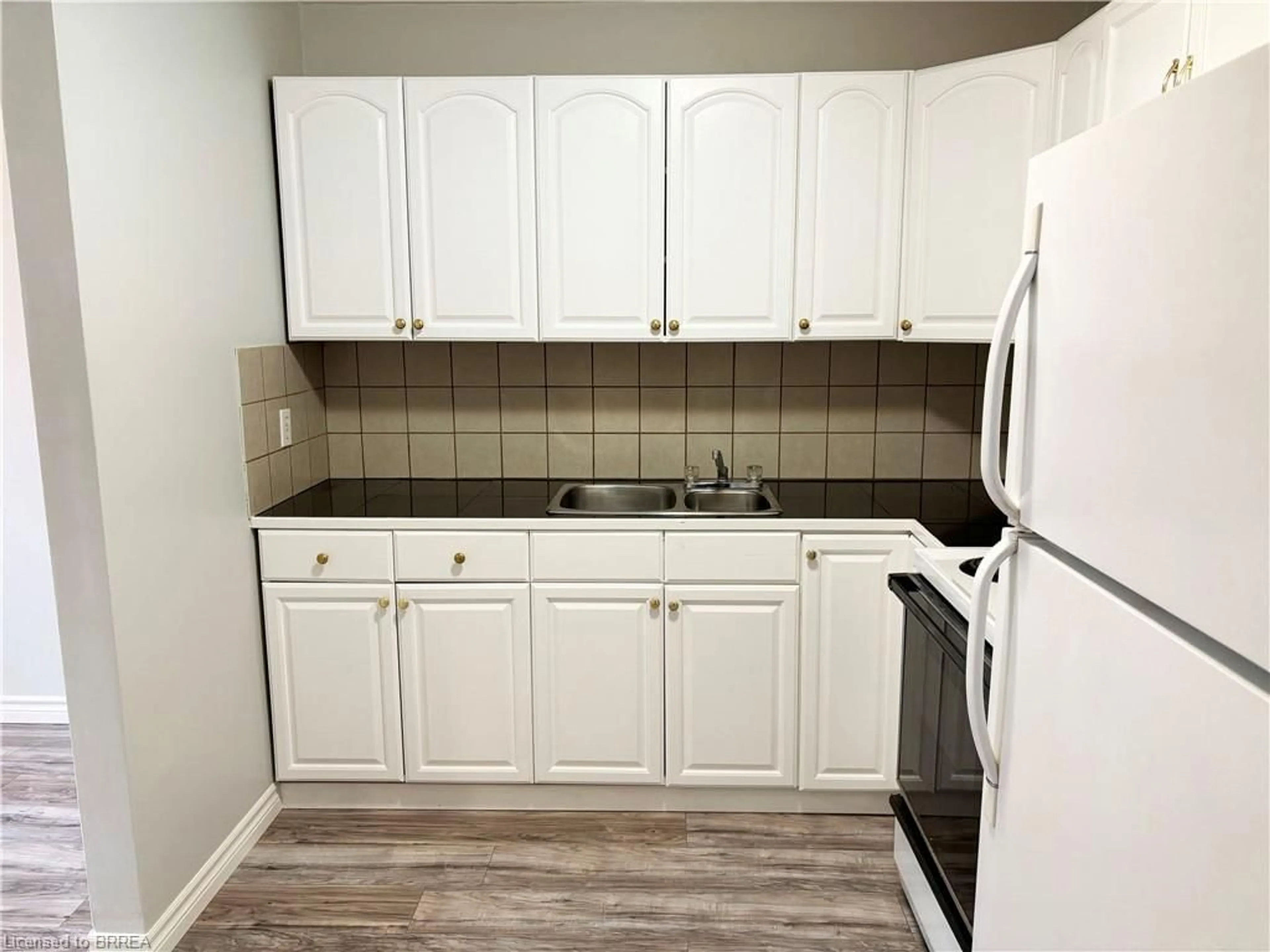 Standard kitchen, unknown floor, cottage for 379 Darling St #7, Brantford Ontario N3S 7G4