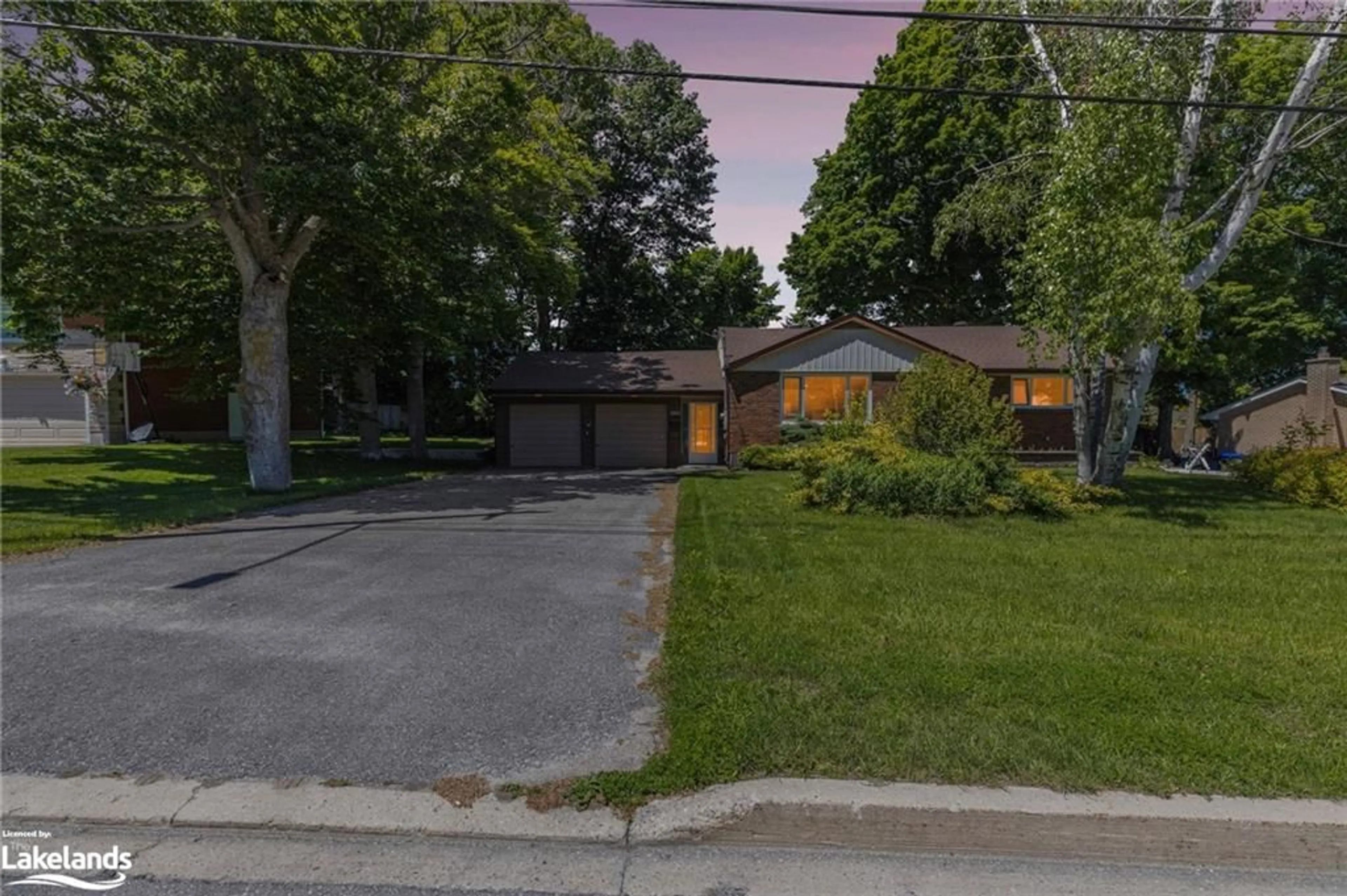 Frontside or backside of a home, the street view for 1002 Hugel Ave, Midland Ontario L4R 1Y1