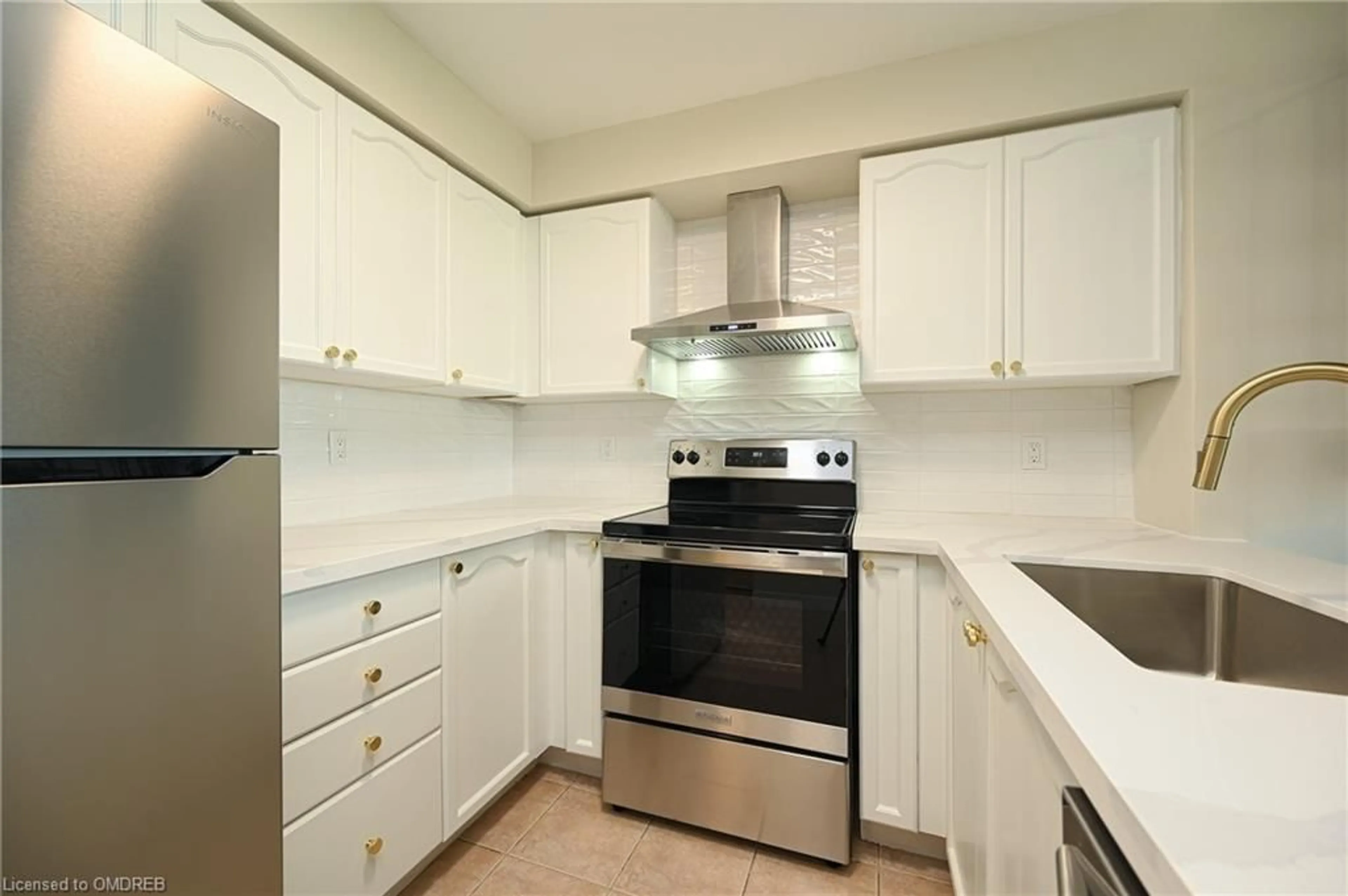 Standard kitchen for 2545 Erin Centre Blvd #1703, Mississauga Ontario L5M 6Z9