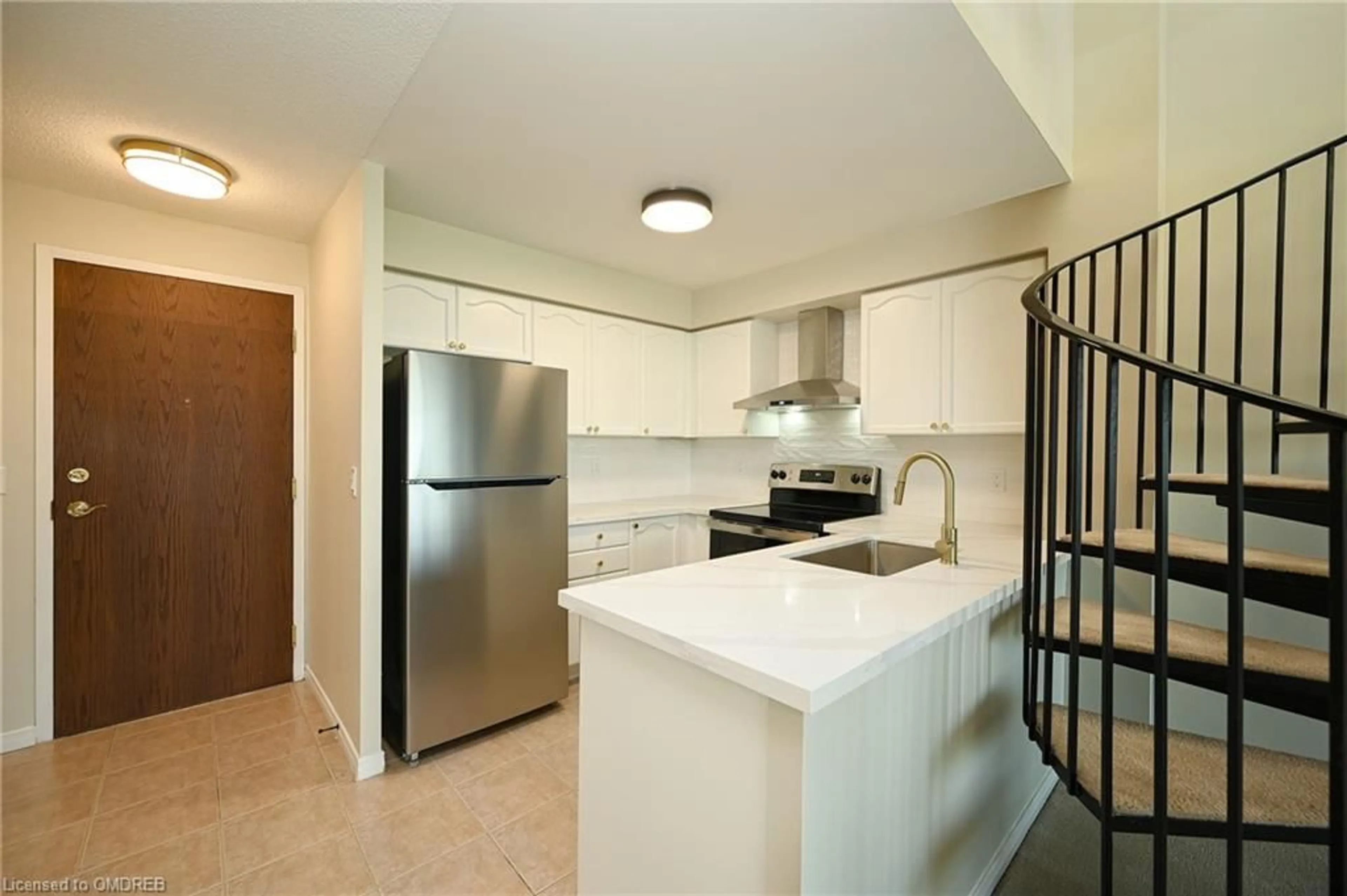 Standard kitchen, wood floors, cottage for 2545 Erin Centre Blvd #1703, Mississauga Ontario L5M 6Z9