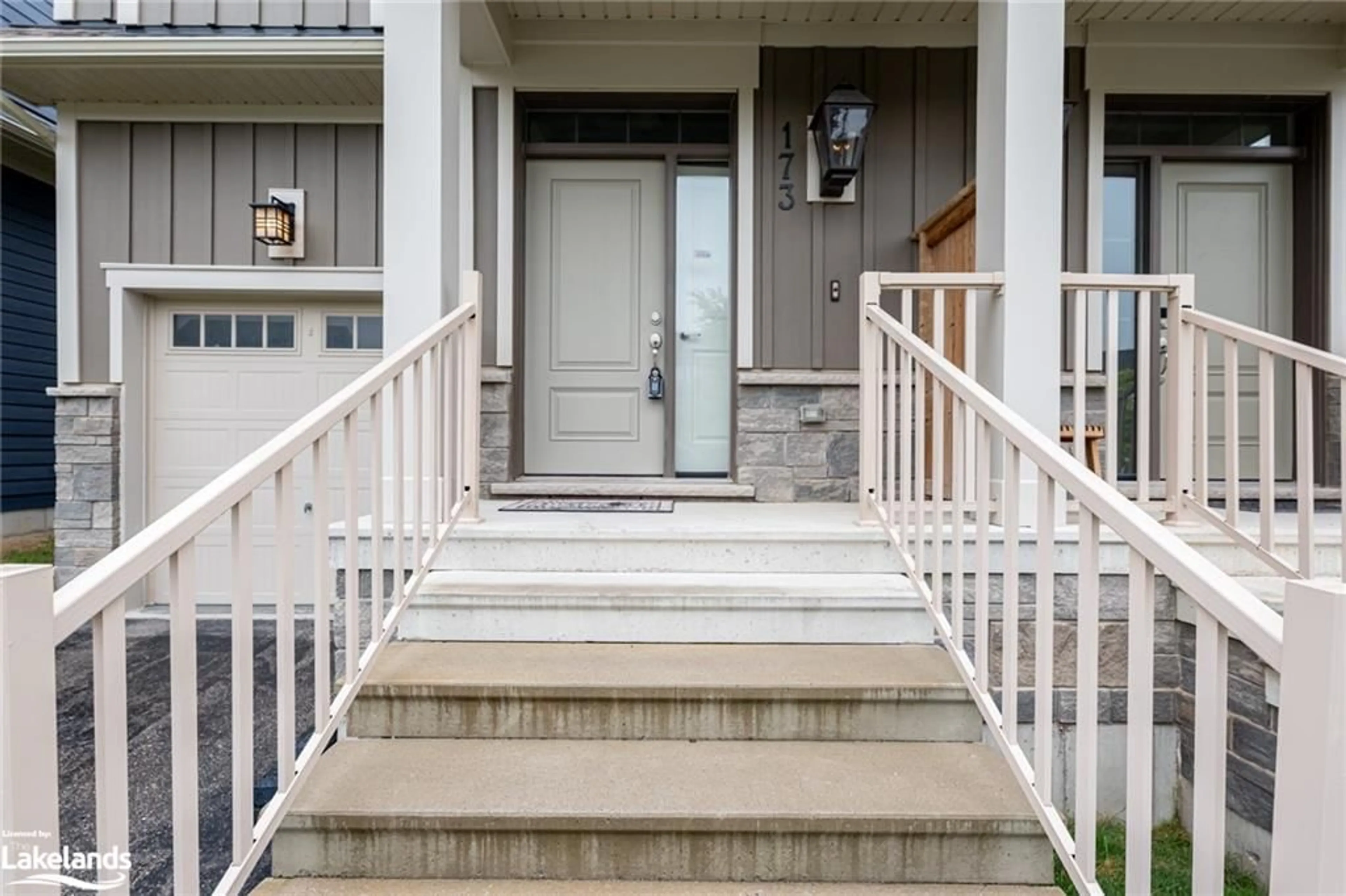 Indoor entryway, wood floors for 173 Yellow Birch Cres, The Blue Mountains Ontario L9Y 0Z3