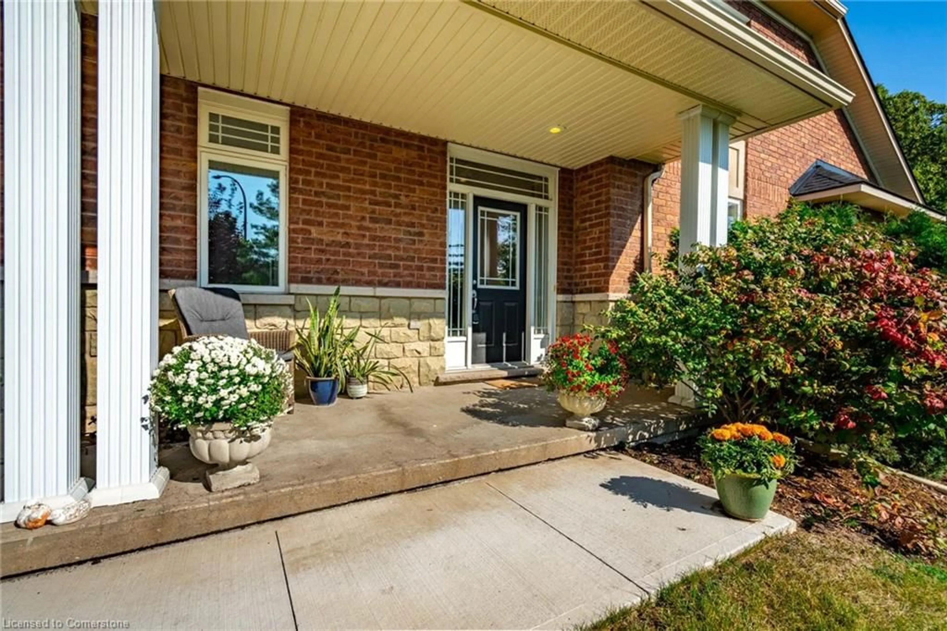 Indoor entryway, wood floors for 55 Landscapes Trail, Ancaster Ontario L9K 0A1