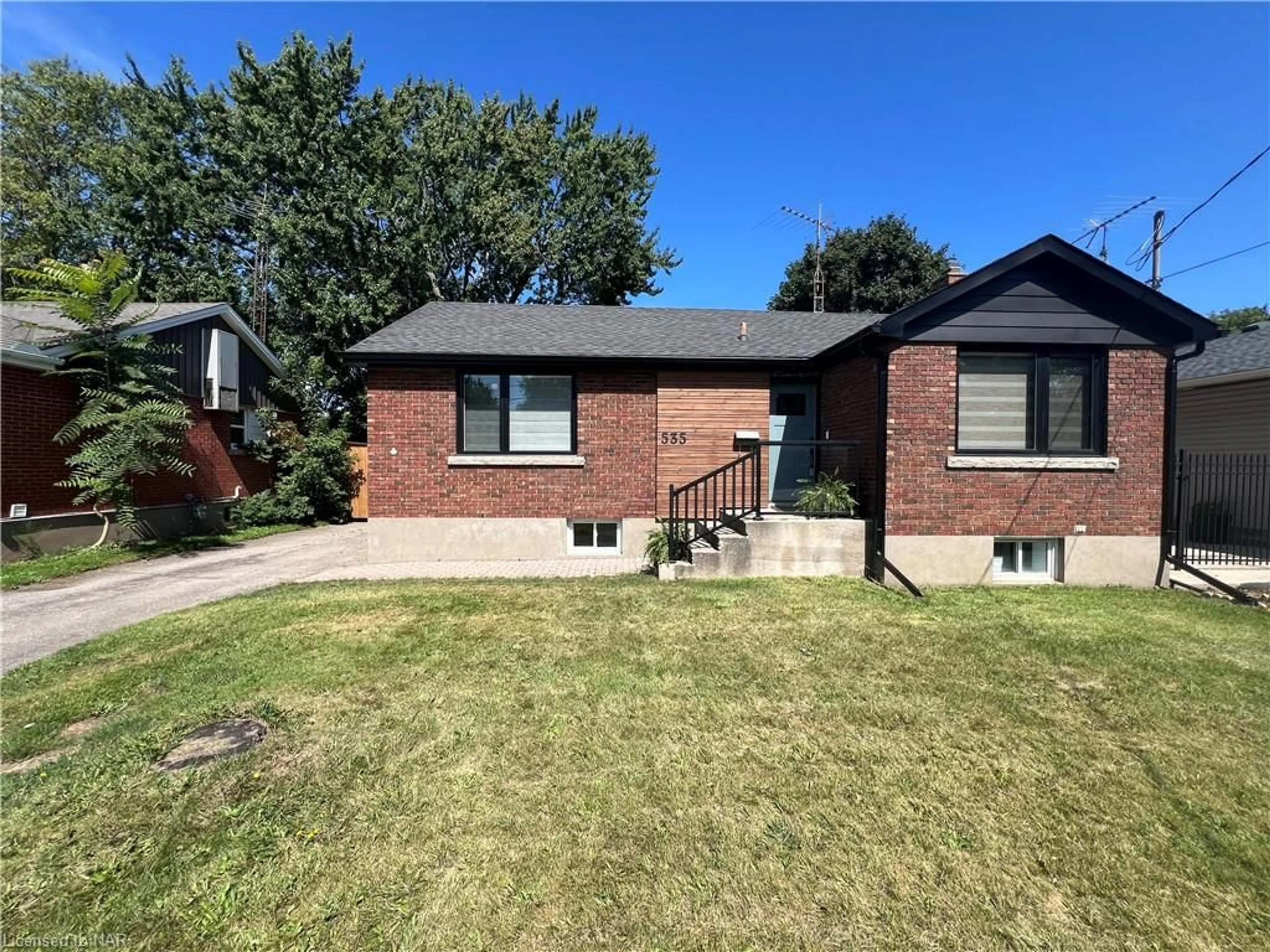 Frontside or backside of a home, cottage for 535 Carlton St, St. Catharines Ontario L2M 4X6