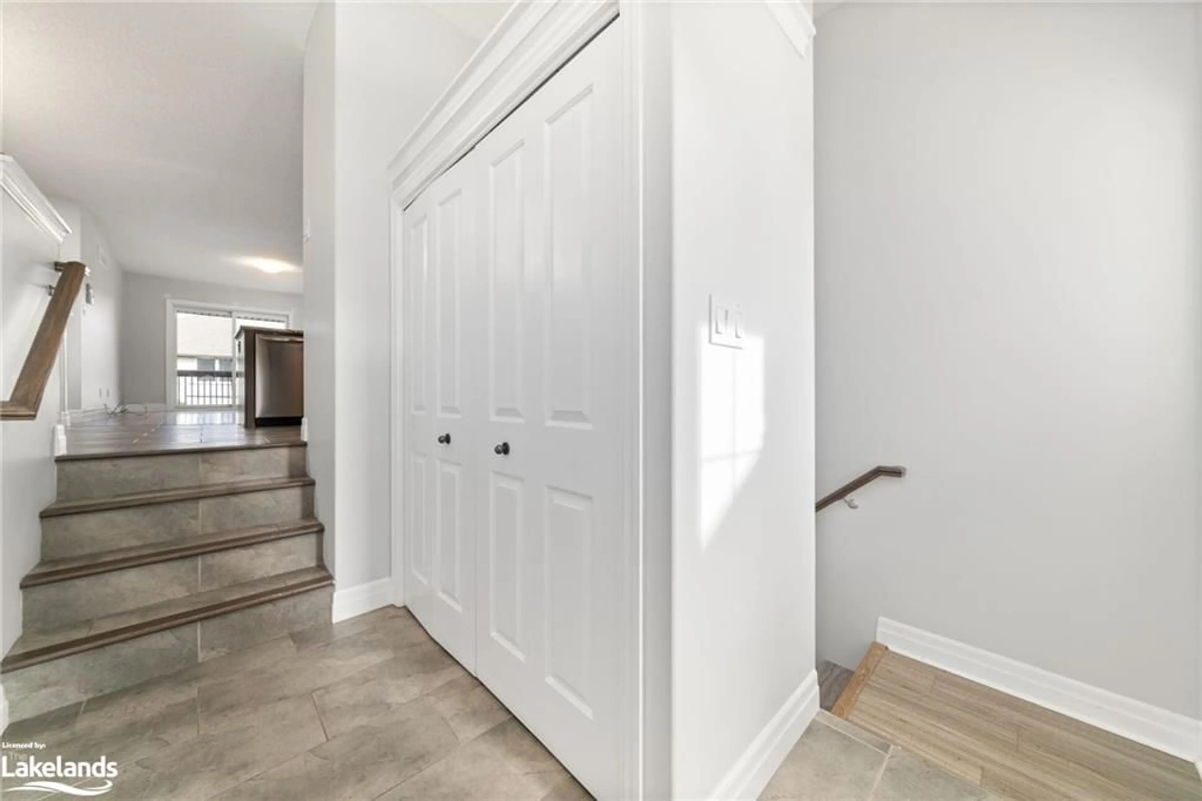 Indoor entryway, wood floors for 7 Cortland Cres, Quinte West Ontario K0K 1B0