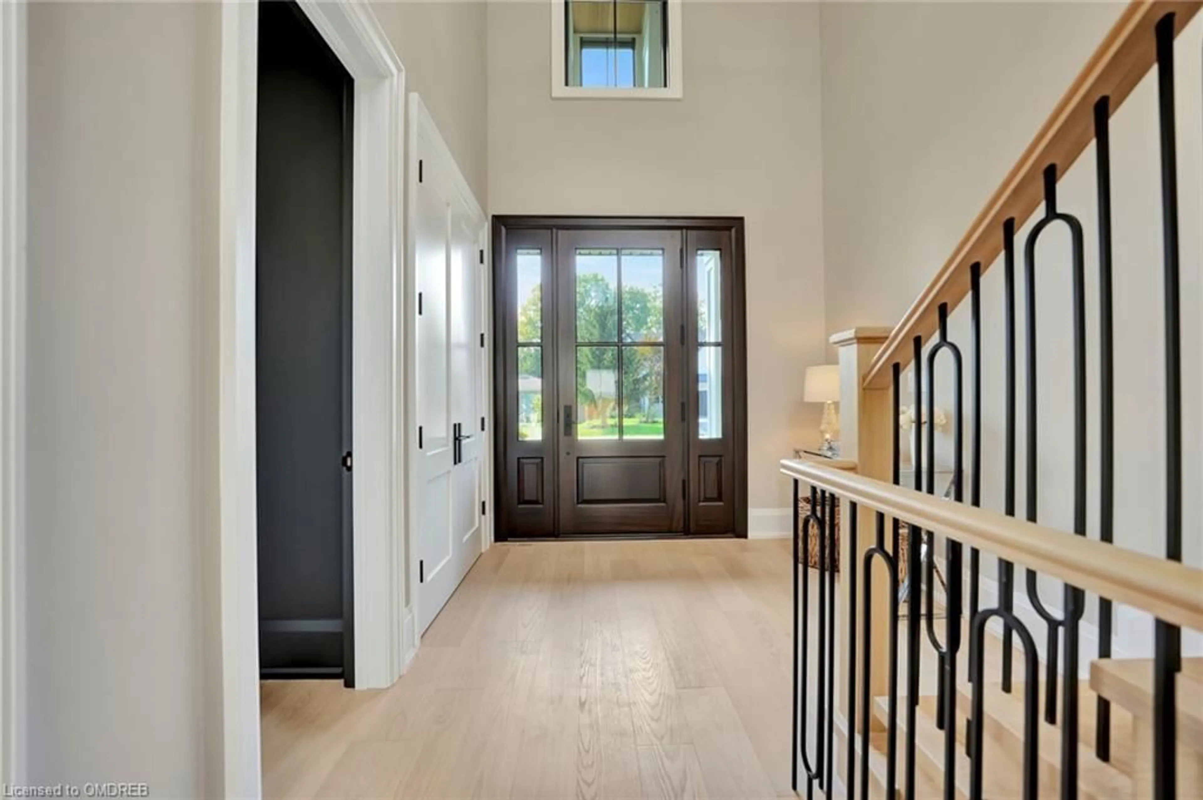 Indoor entryway for 447 Tower Dr, Oakville Ontario L6L 4R4