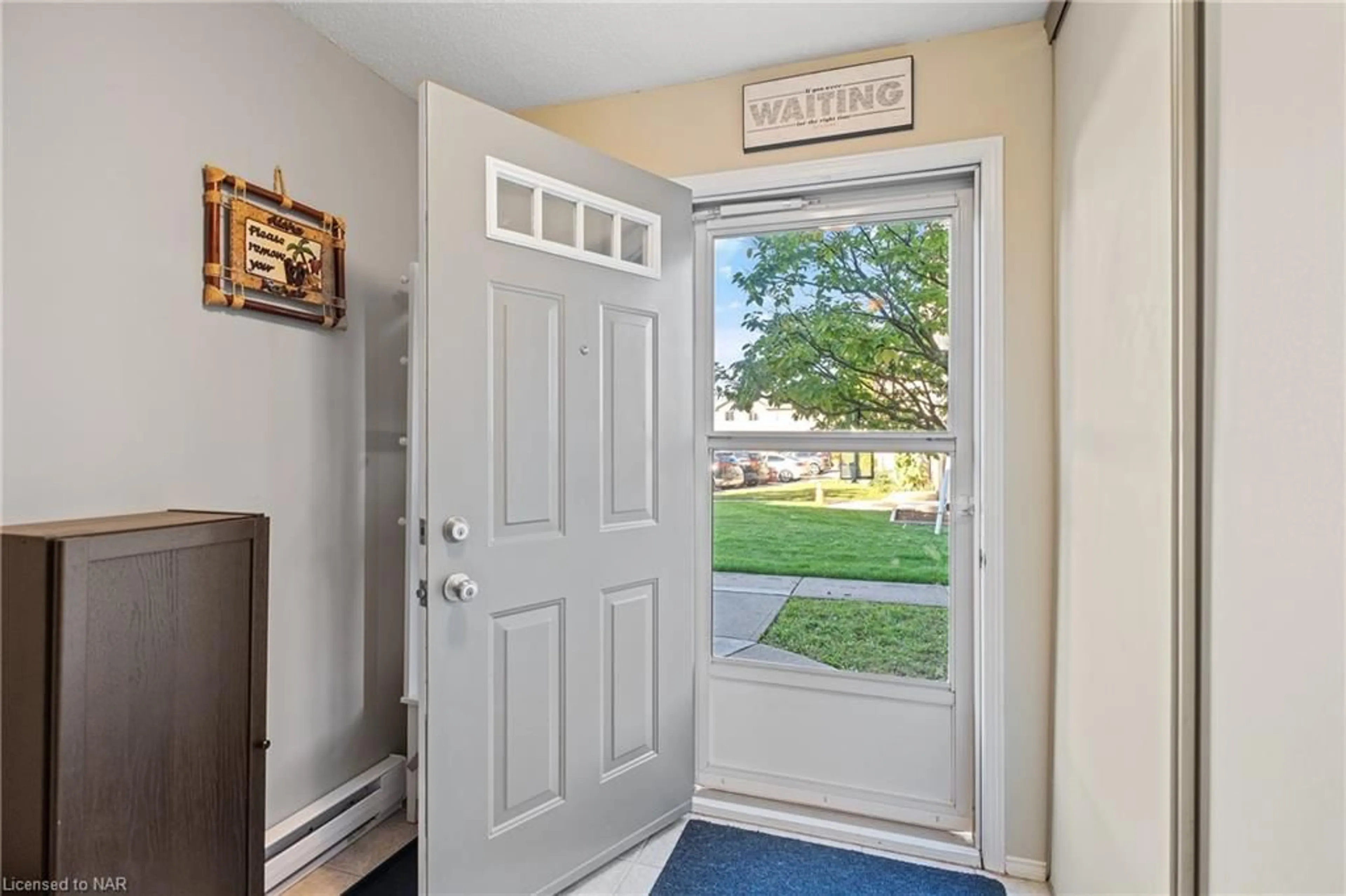 Indoor entryway, wood floors for 65 Dorchester Blvd #12, St. Catharines Ontario L2M 7T4