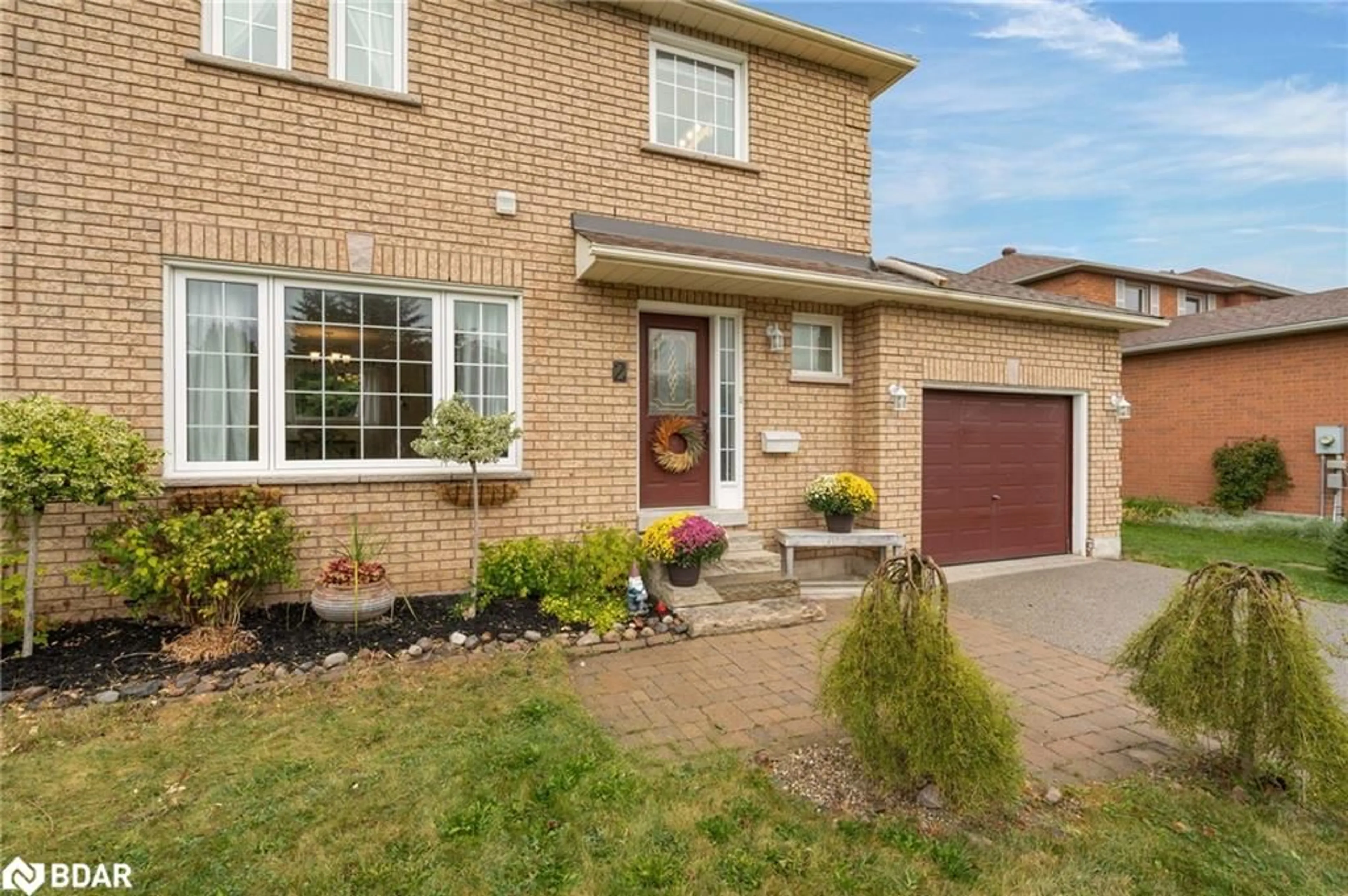 Home with brick exterior material for 2 Stroud Pl, Barrie Ontario L4N 7V4