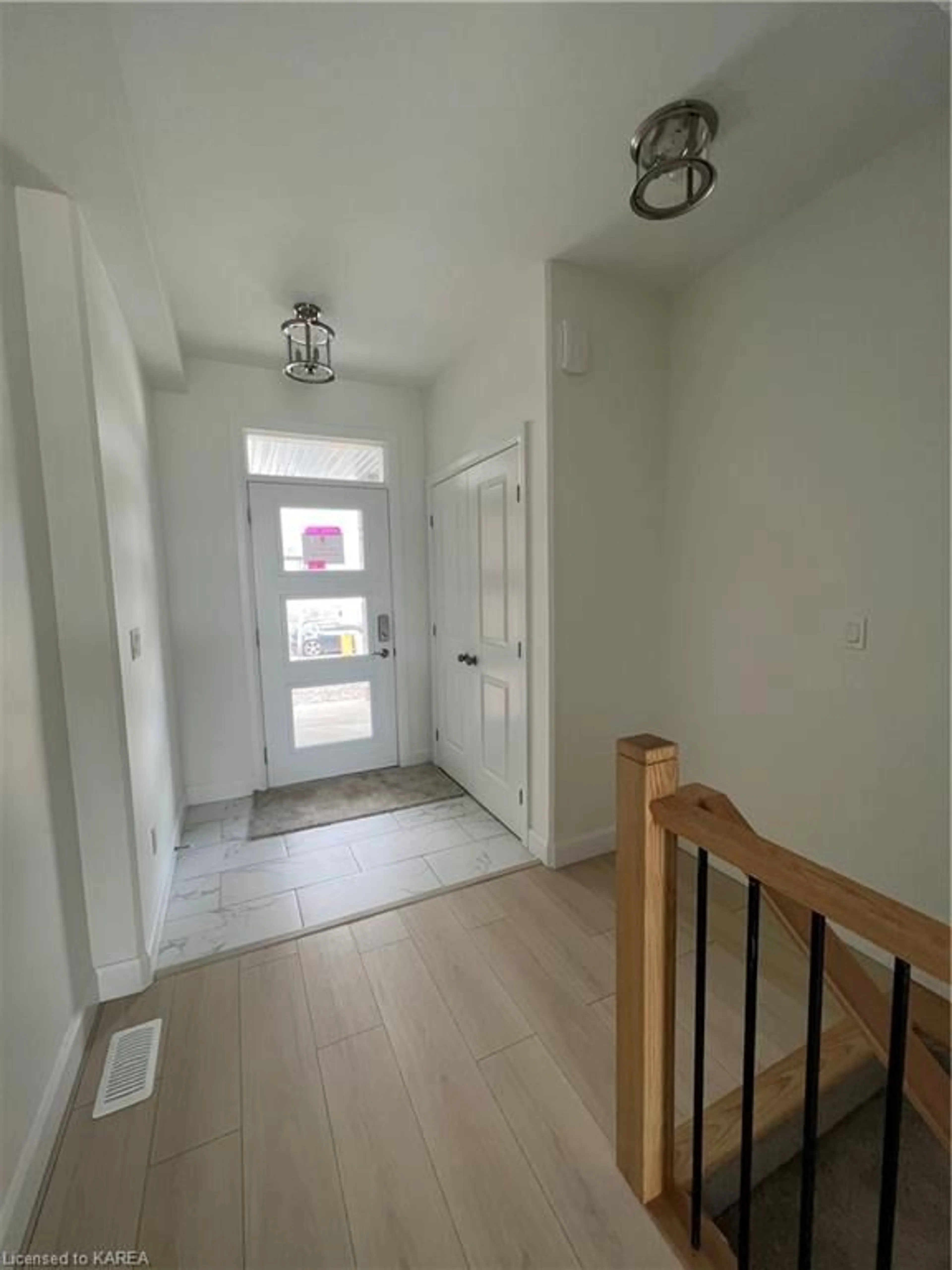 Indoor entryway, wood floors for 203 Superior Dr, Amherstview Ontario K7N 0E9